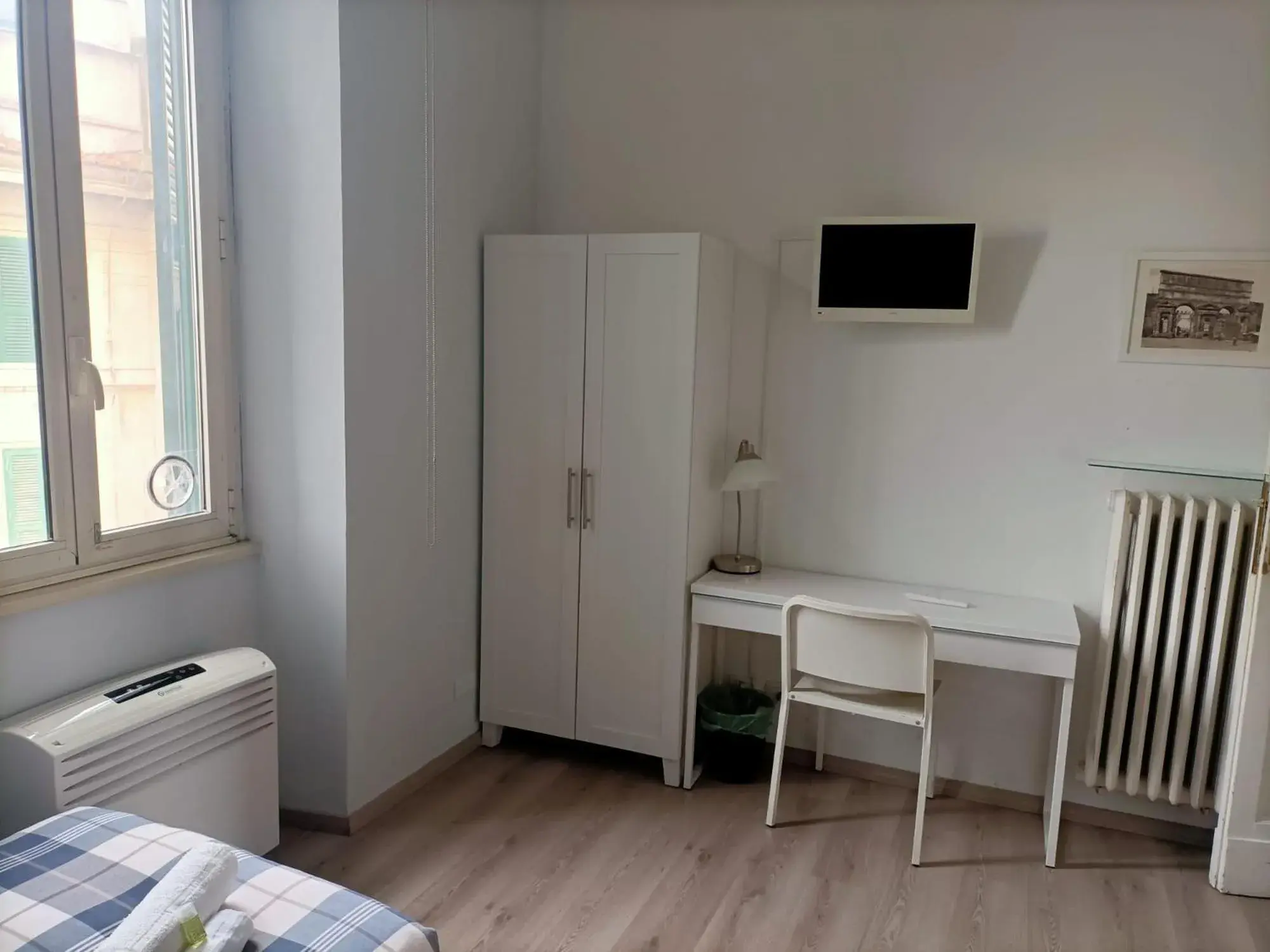 Twin Room with Shared Bathroom in Colazione Al Vaticano Guest House Twin Room with Shared Bathroom in Colazione Al Vaticano Guest House