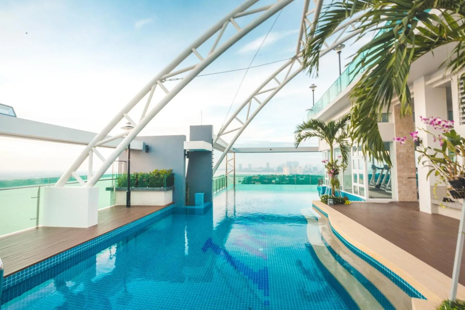 Swimming pool in Infinity 28 Hotel and Residence