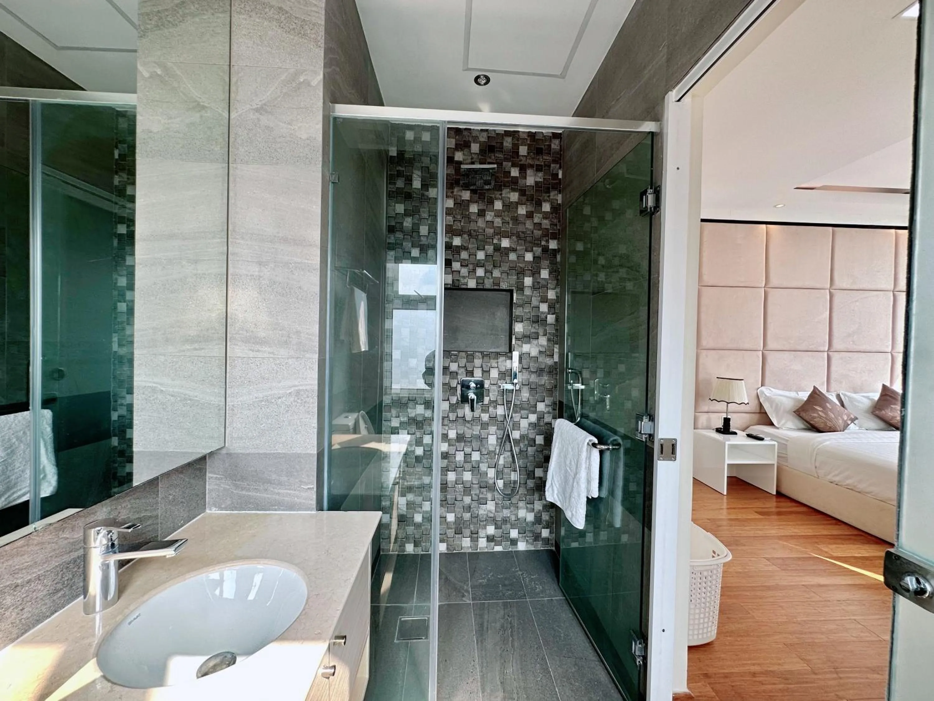 Shower in Infinity 28 Hotel and Residence