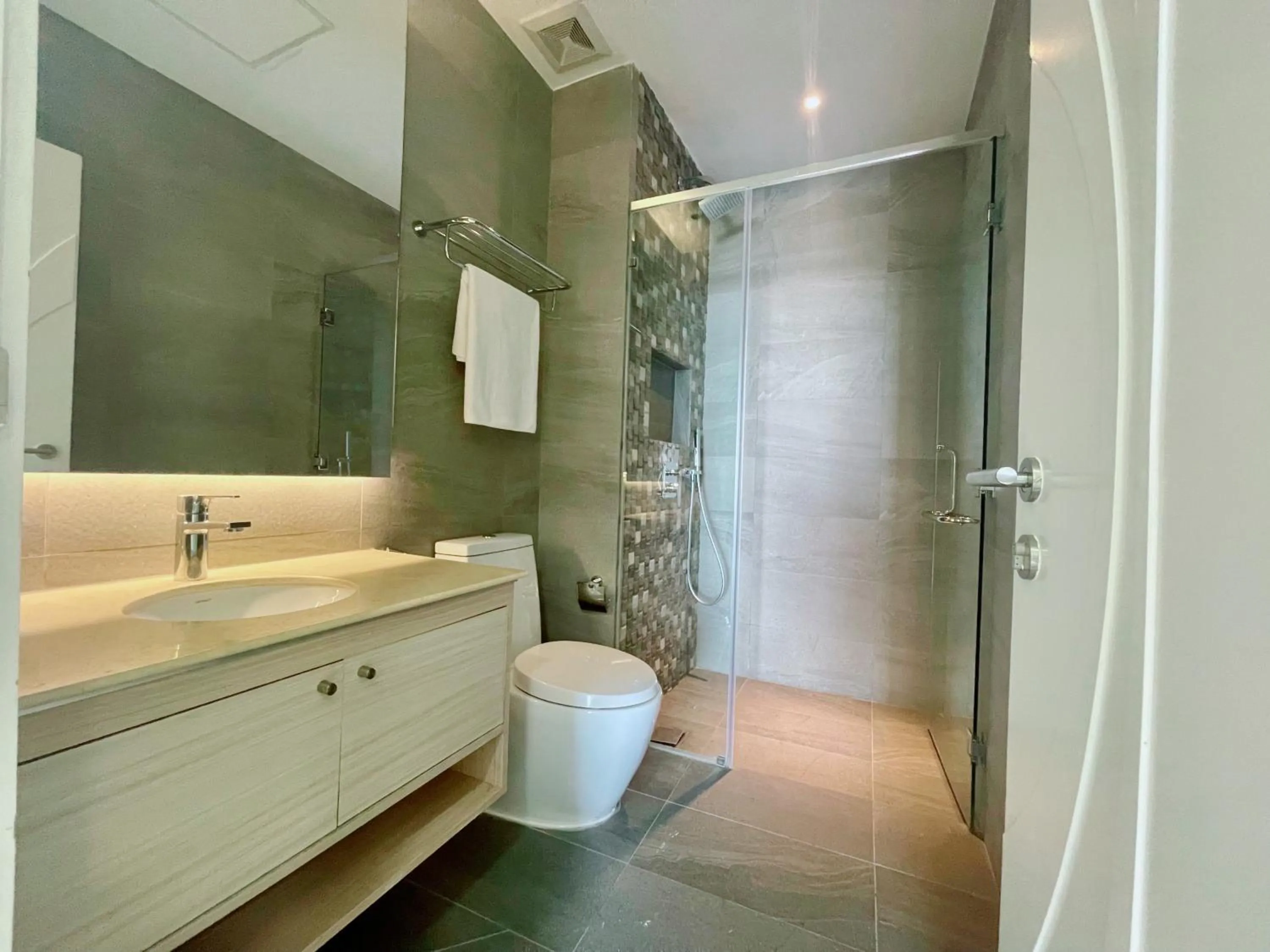 Shower in Infinity 28 Hotel and Residence