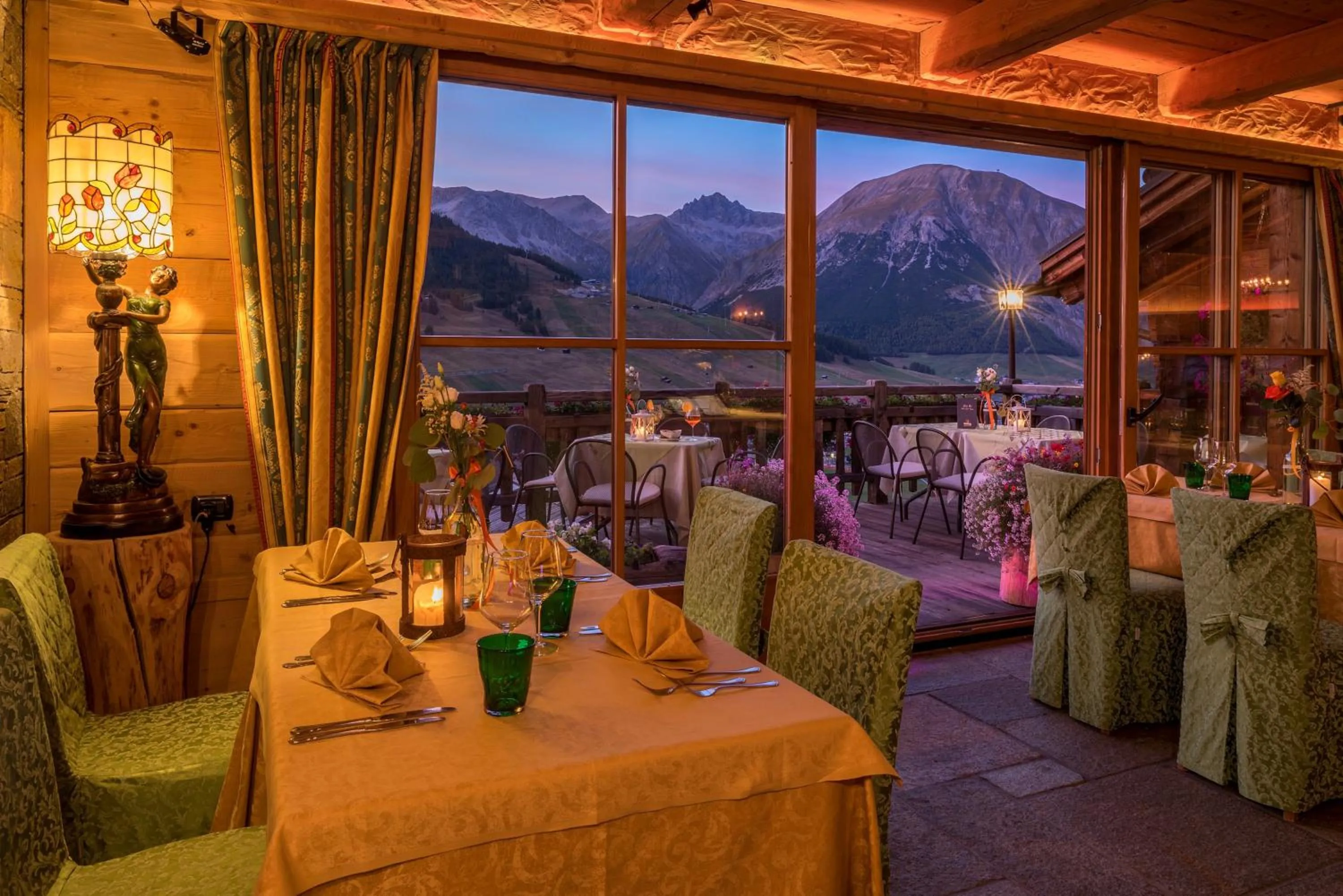 Restaurant/places to eat in Park Chalet Village