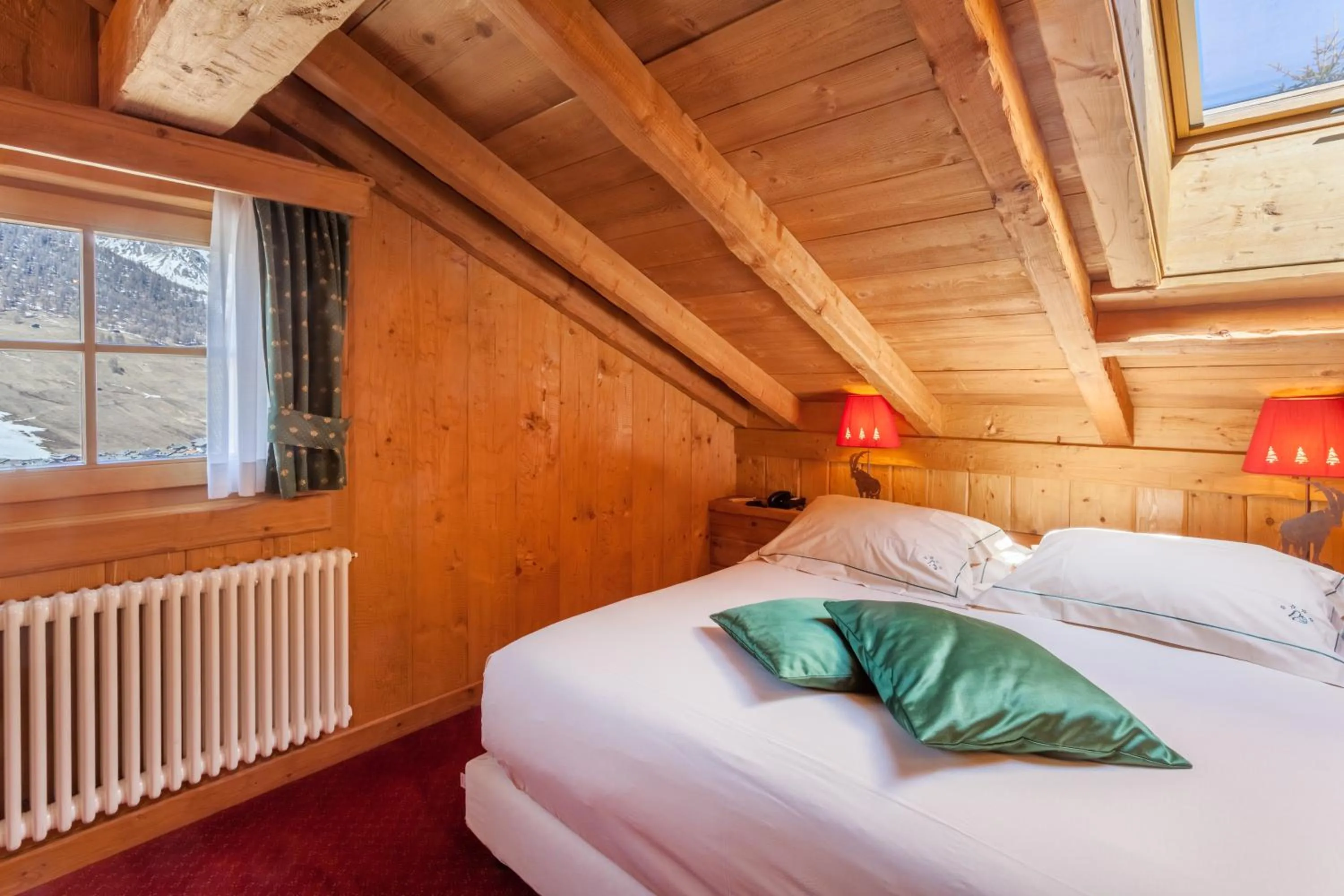 Photo of the whole room, Bed in Park Chalet Village
