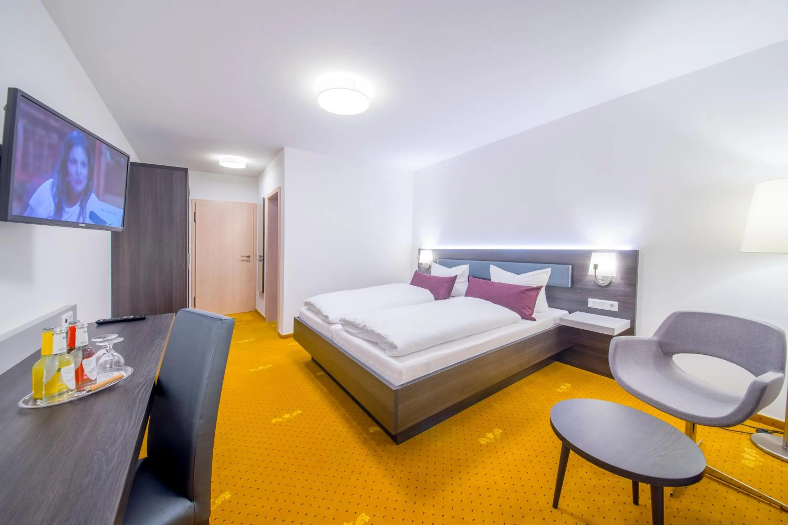 Photo of the whole room, Bed in Hotel Nürnberger Hof