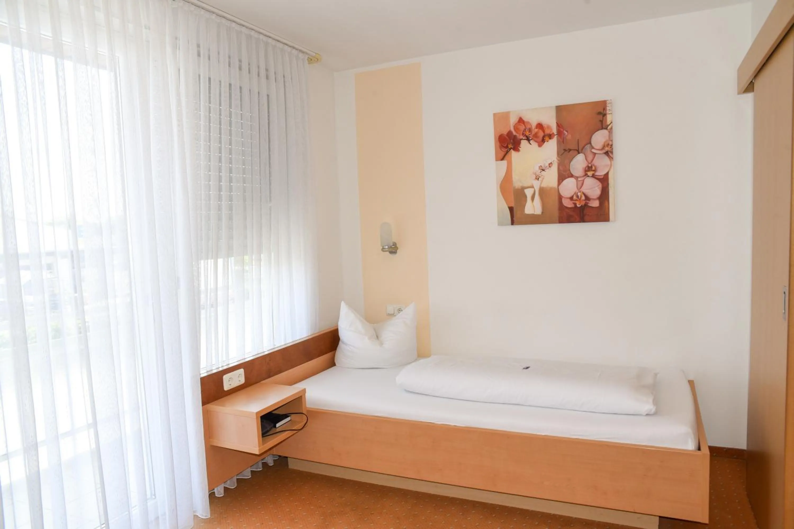 Photo of the whole room, Bed in Hotel Nürnberger Hof