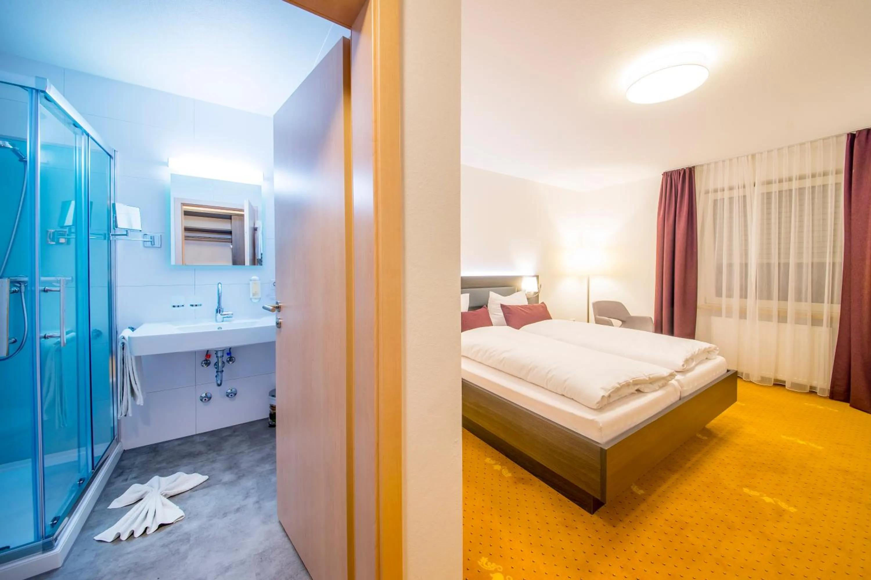 Photo of the whole room, Bed in Hotel Nürnberger Hof