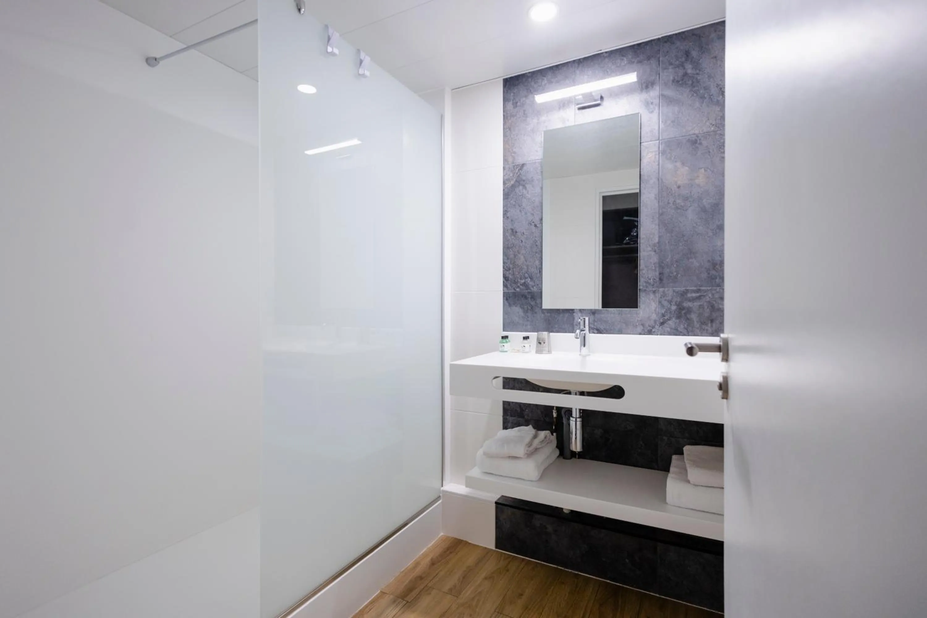 Shower in Hôtel Mir