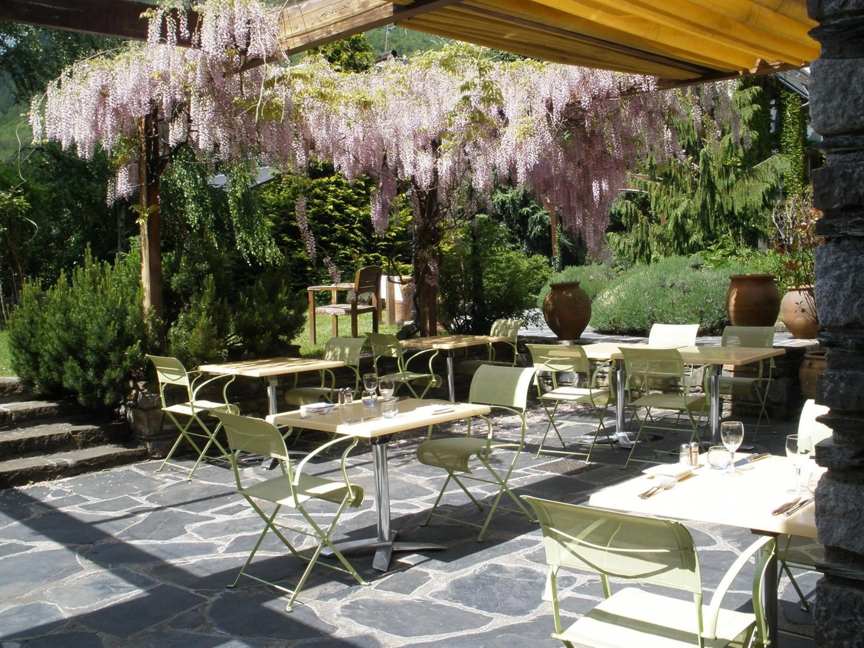 Restaurant/places to eat in Hôtel Mir