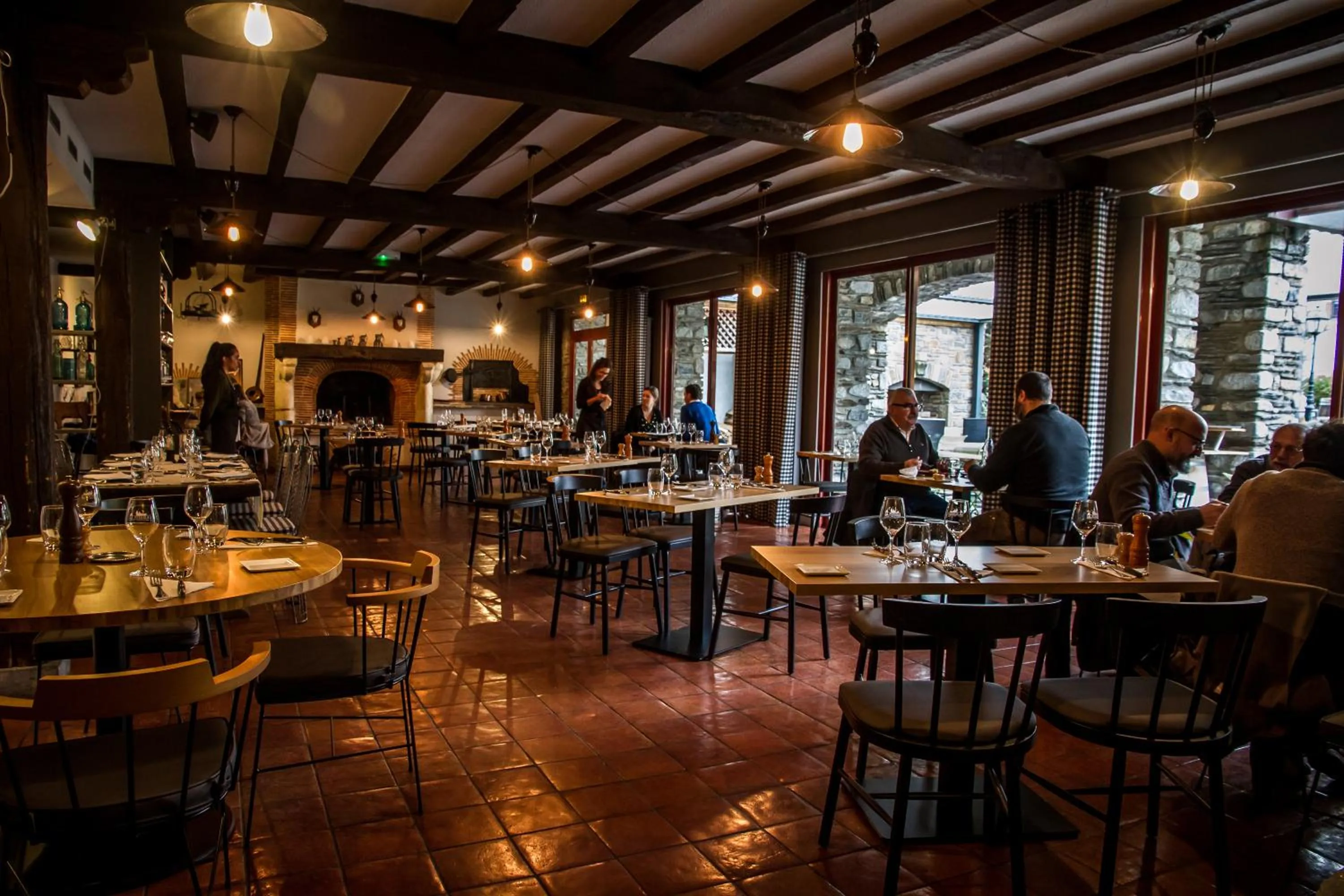 Restaurant/places to eat in Hôtel Mir