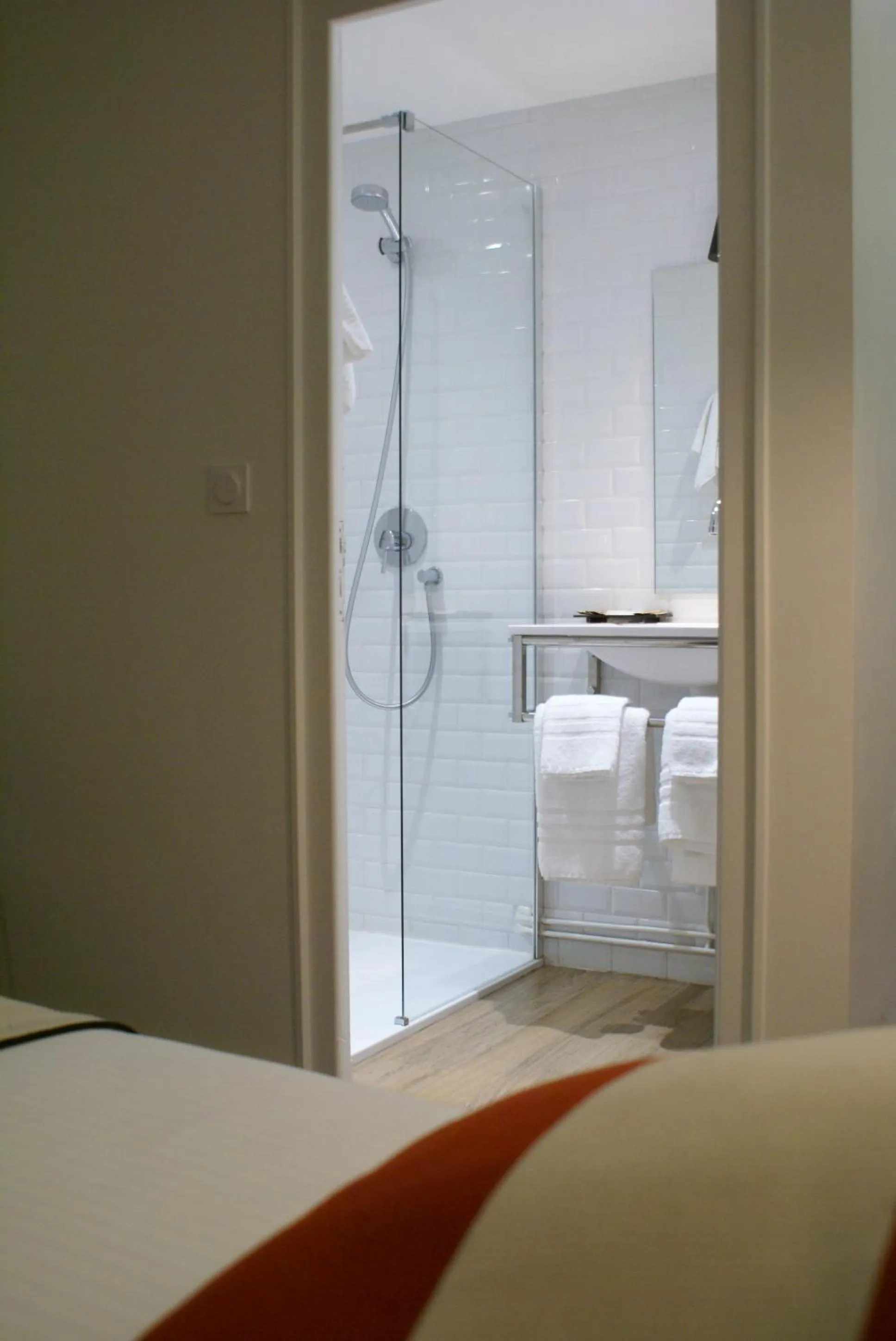 Shower, Bed in Hôtel Mir