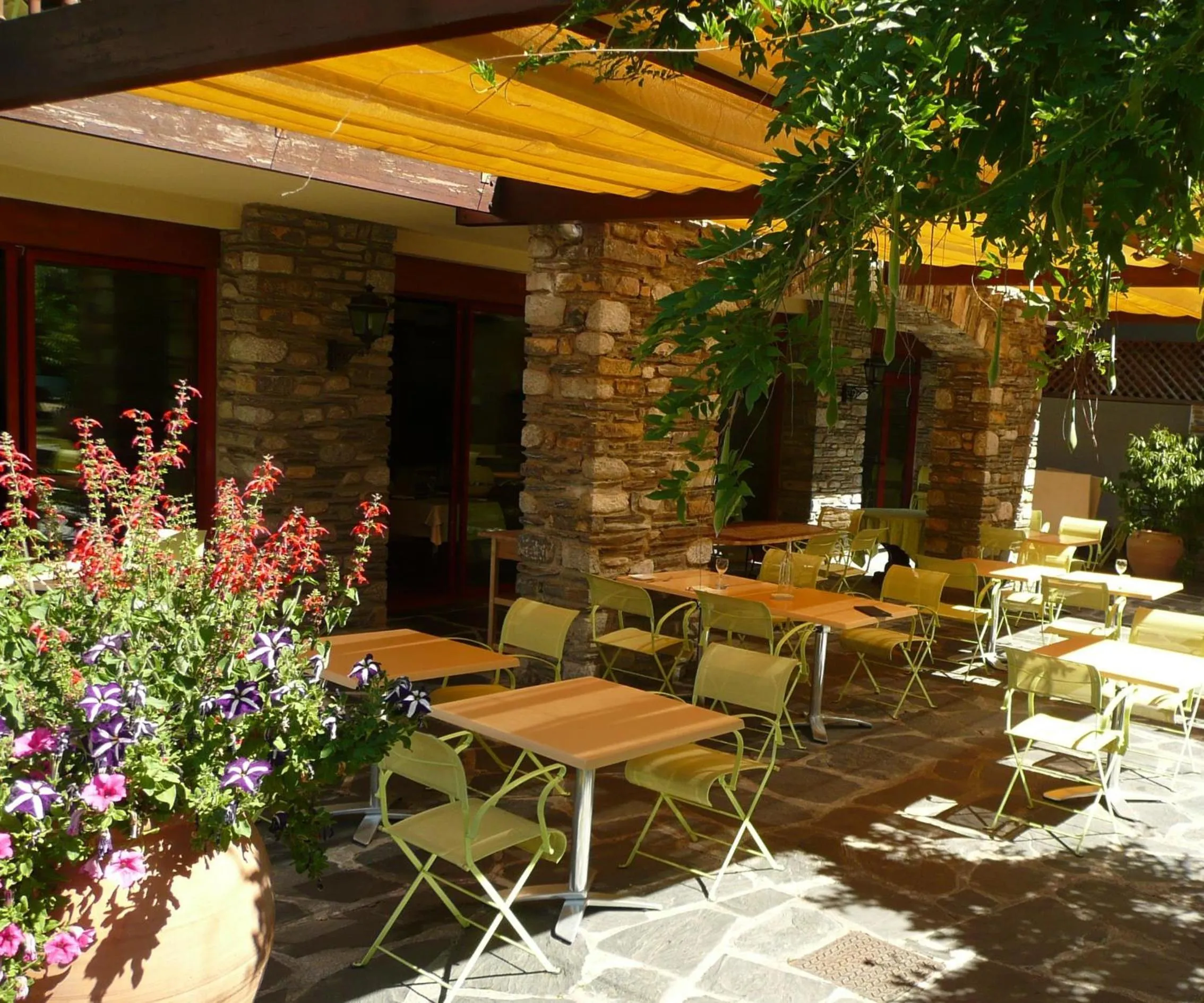 Restaurant/places to eat in Hôtel Mir