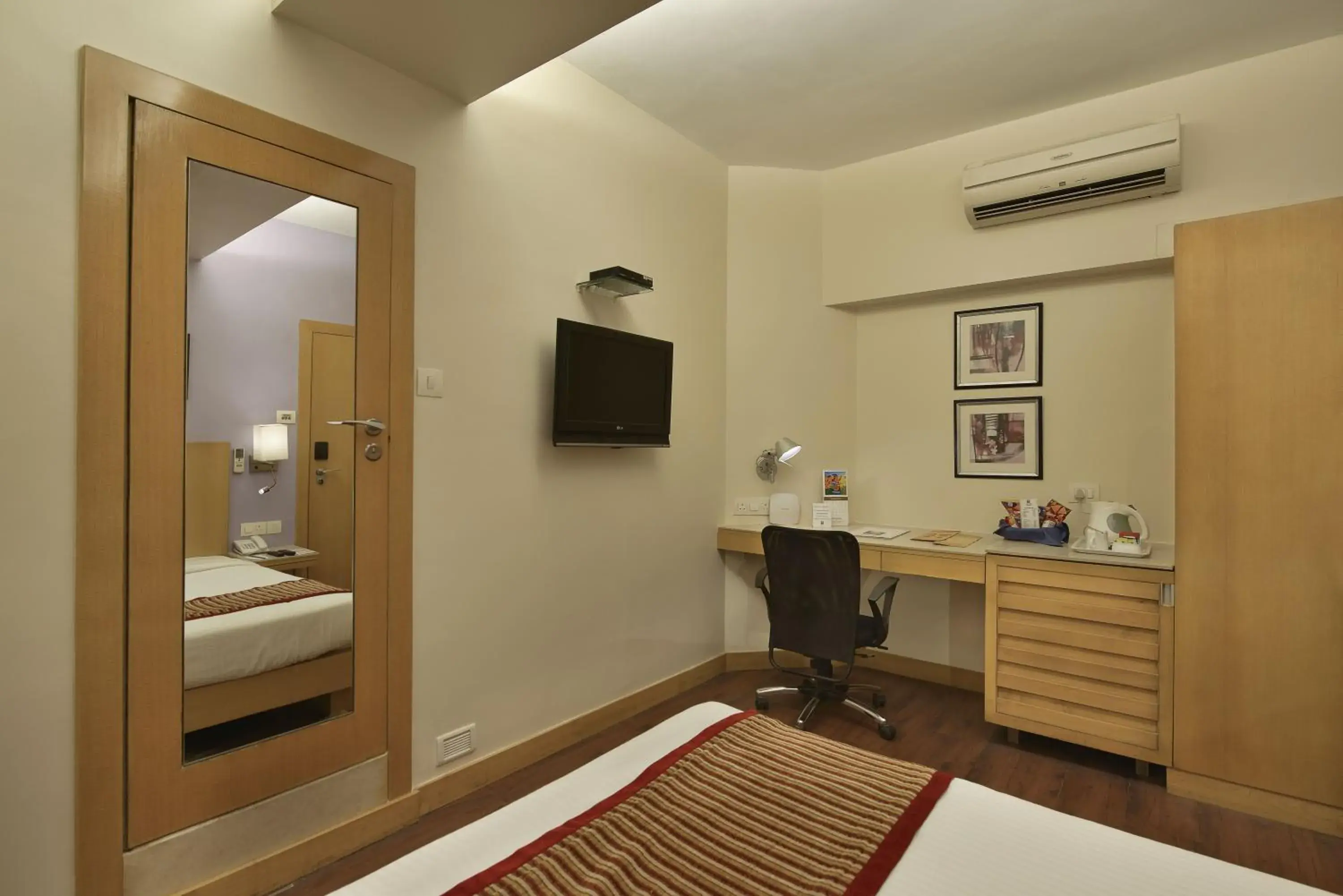Standard Single Room - single occupancy in Hotel Heritage formerly known as Comfort Inn Heritage Standard Single Room - single occupancy in Hotel Heritage formerly known as Comfort Inn Heritage