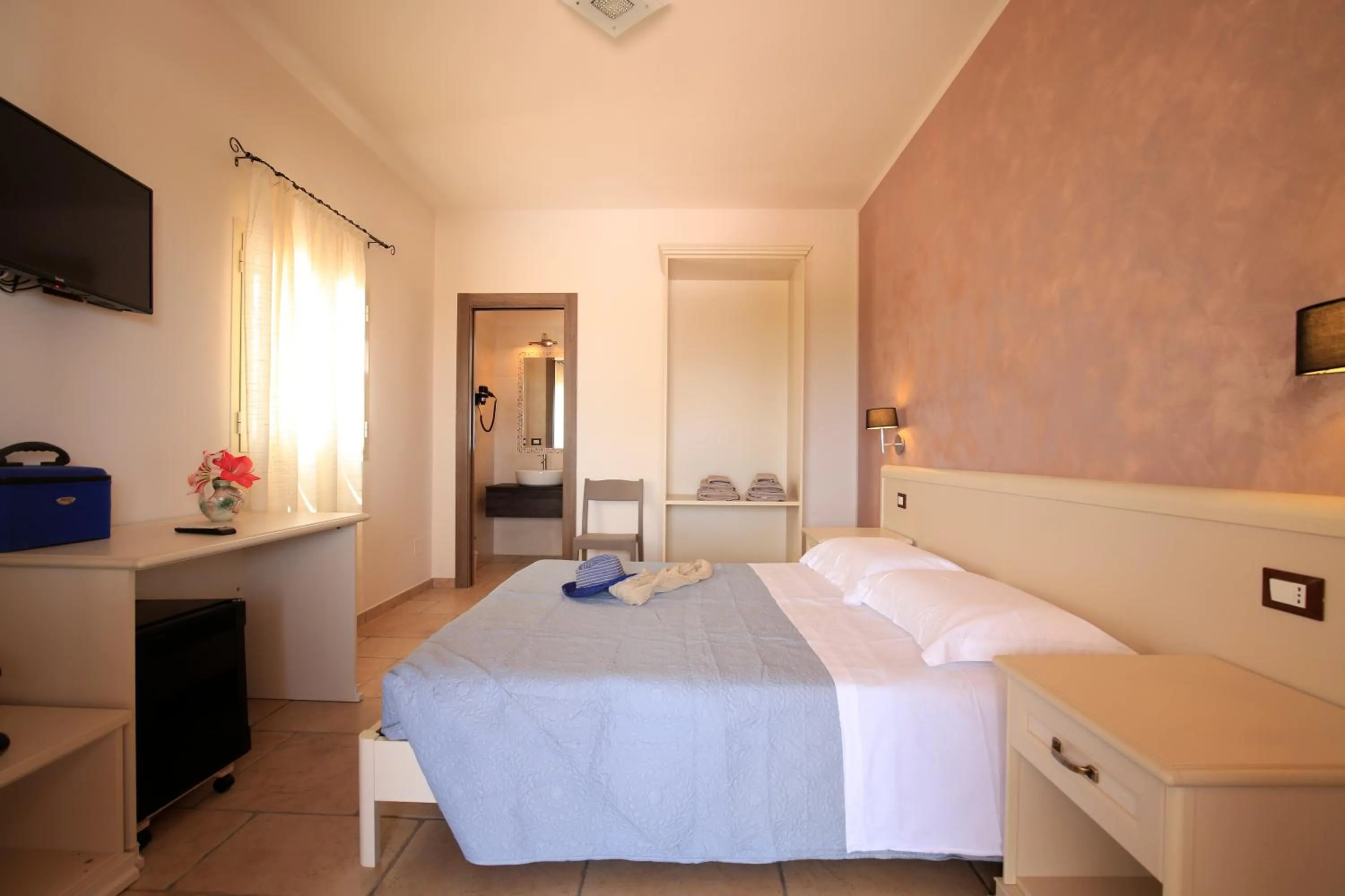 Photo of the whole room, Bed in B&B Hibiscus