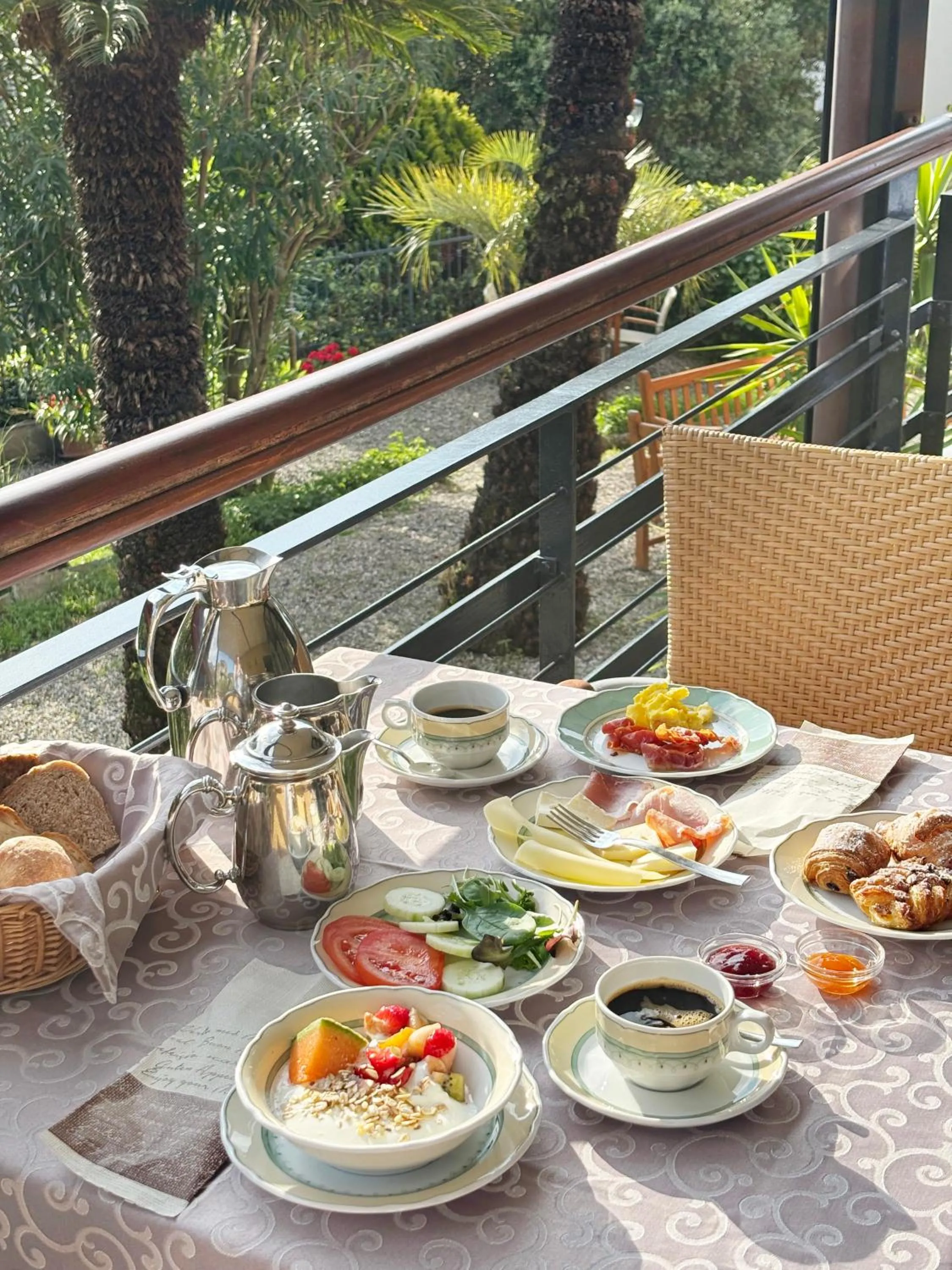 Breakfast in Hotel Villa Adriana