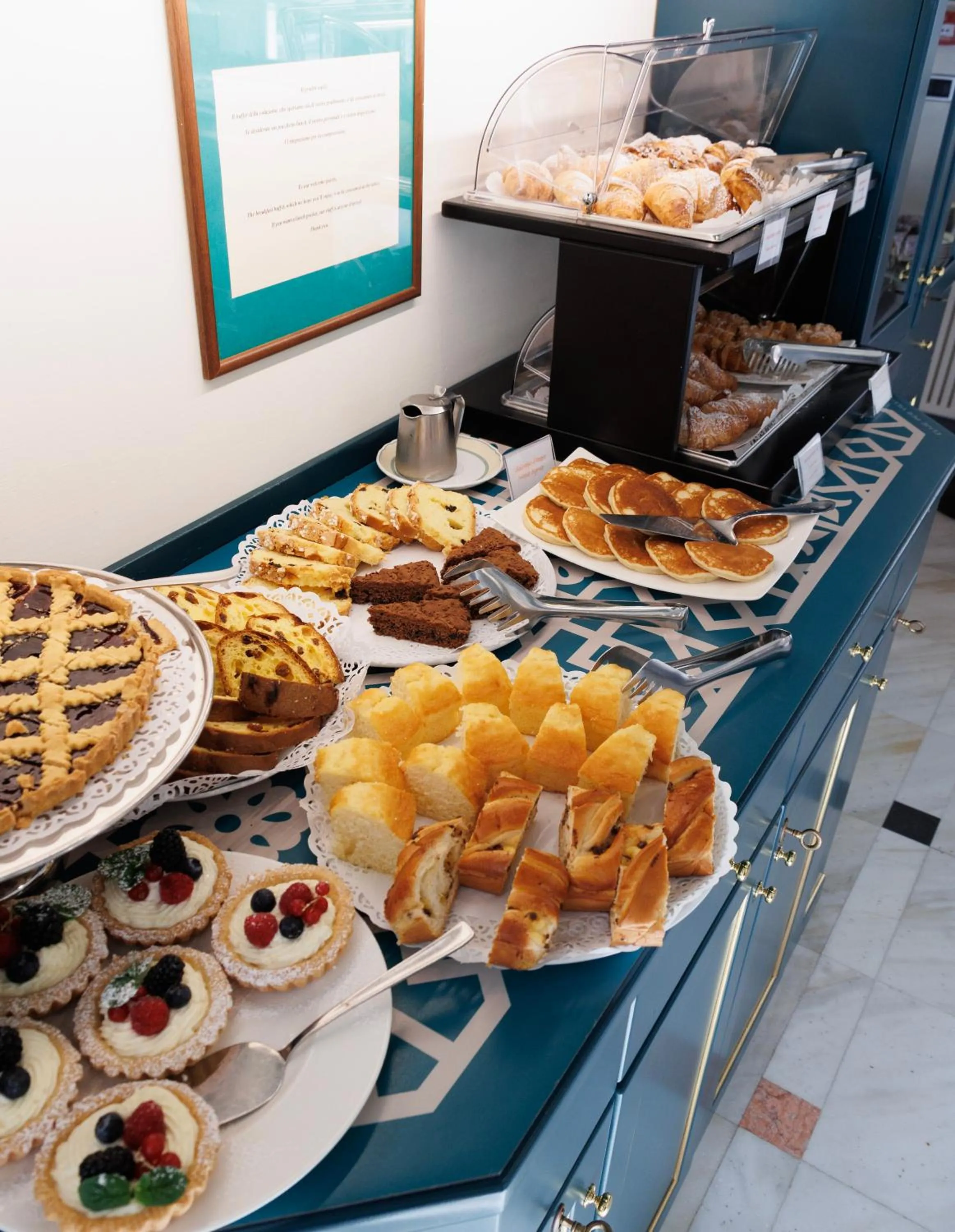 Buffet breakfast in Hotel Villa Adriana