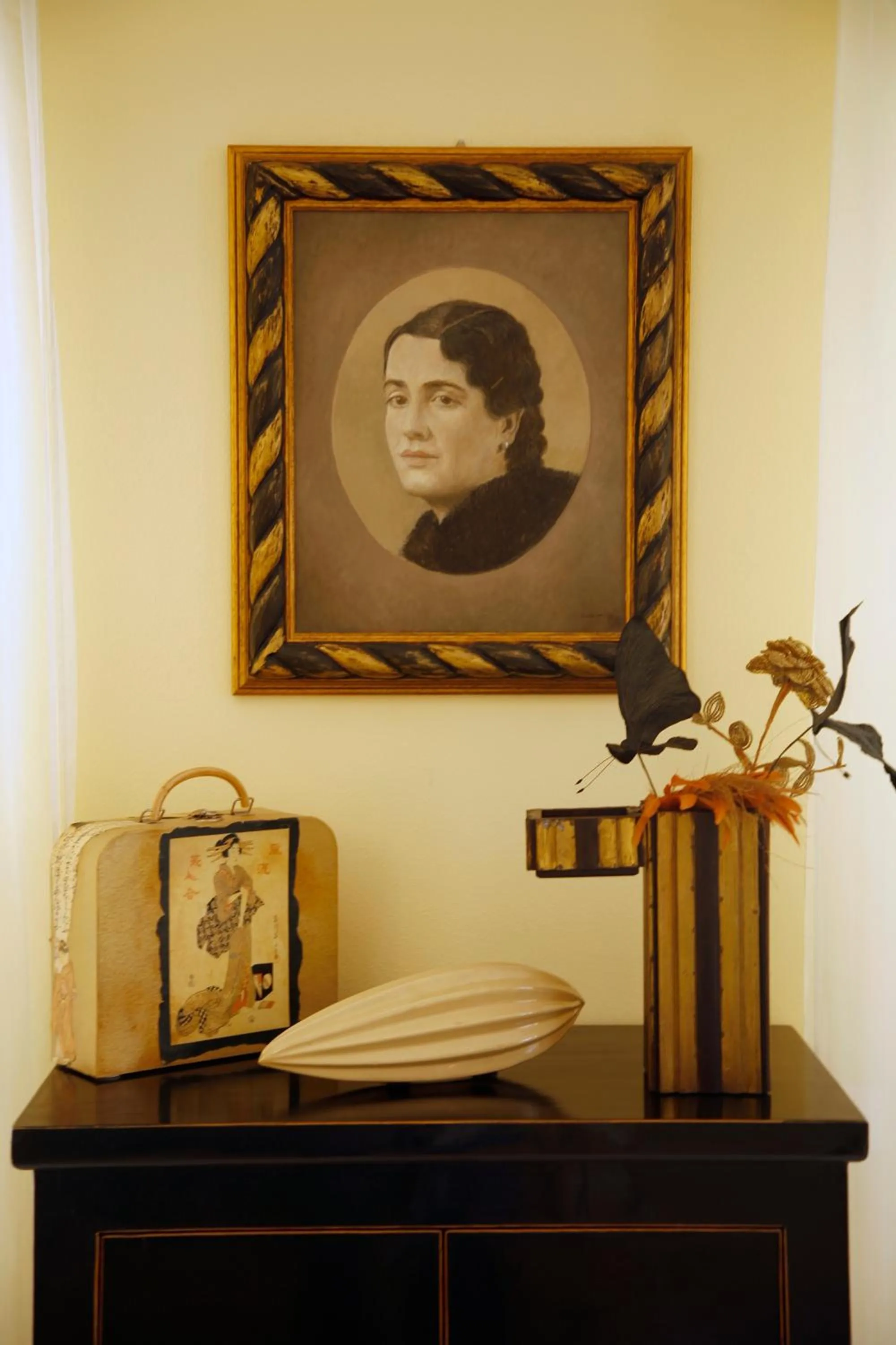 Communal lounge/ TV room in Villa Amelia Rooms