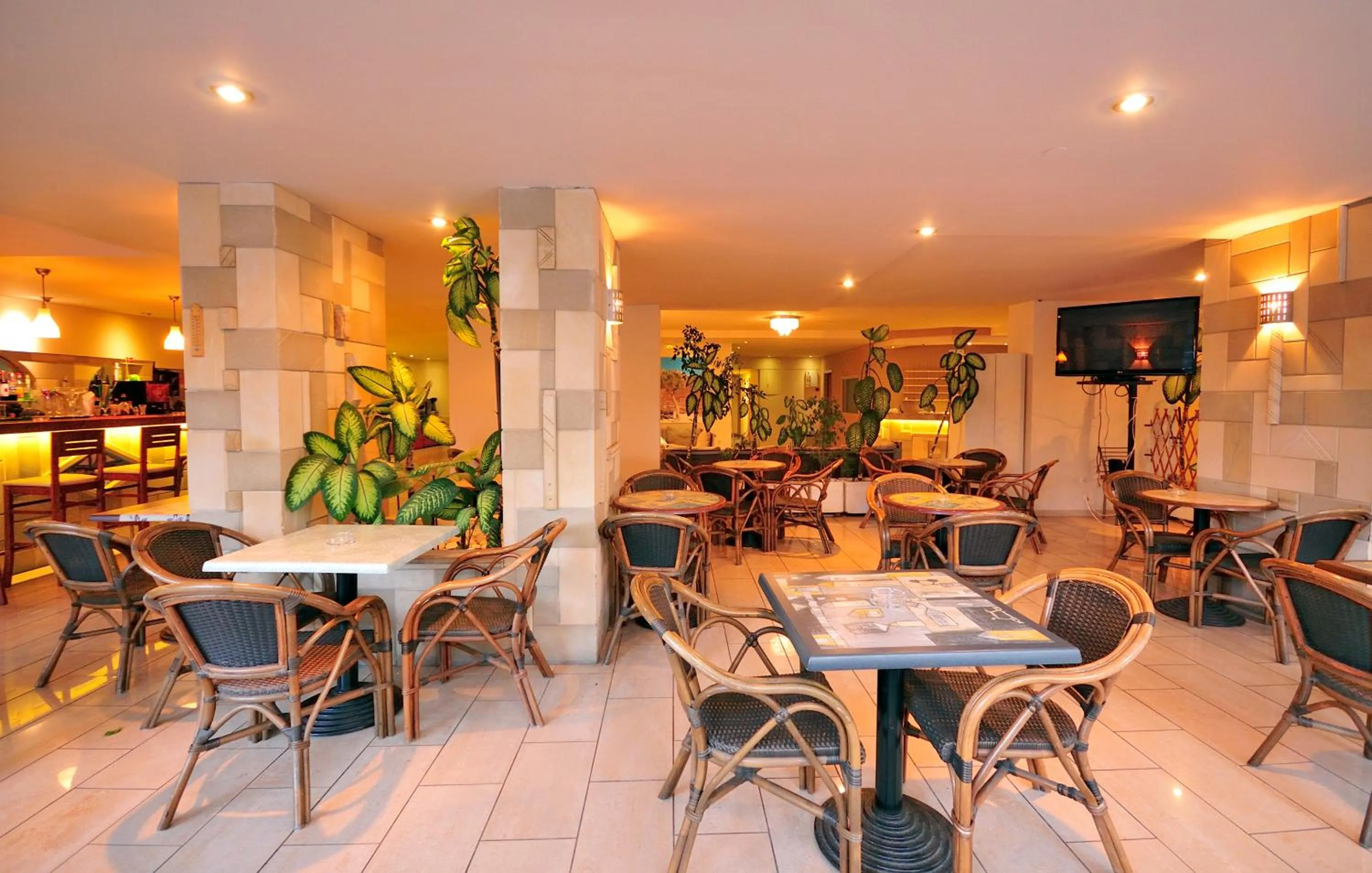 Restaurant/places to eat in Carina Hotel
