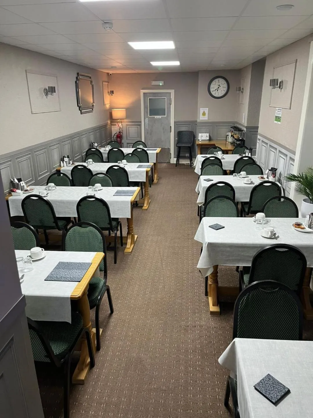 Restaurant/places to eat in Clifton Private Hotel