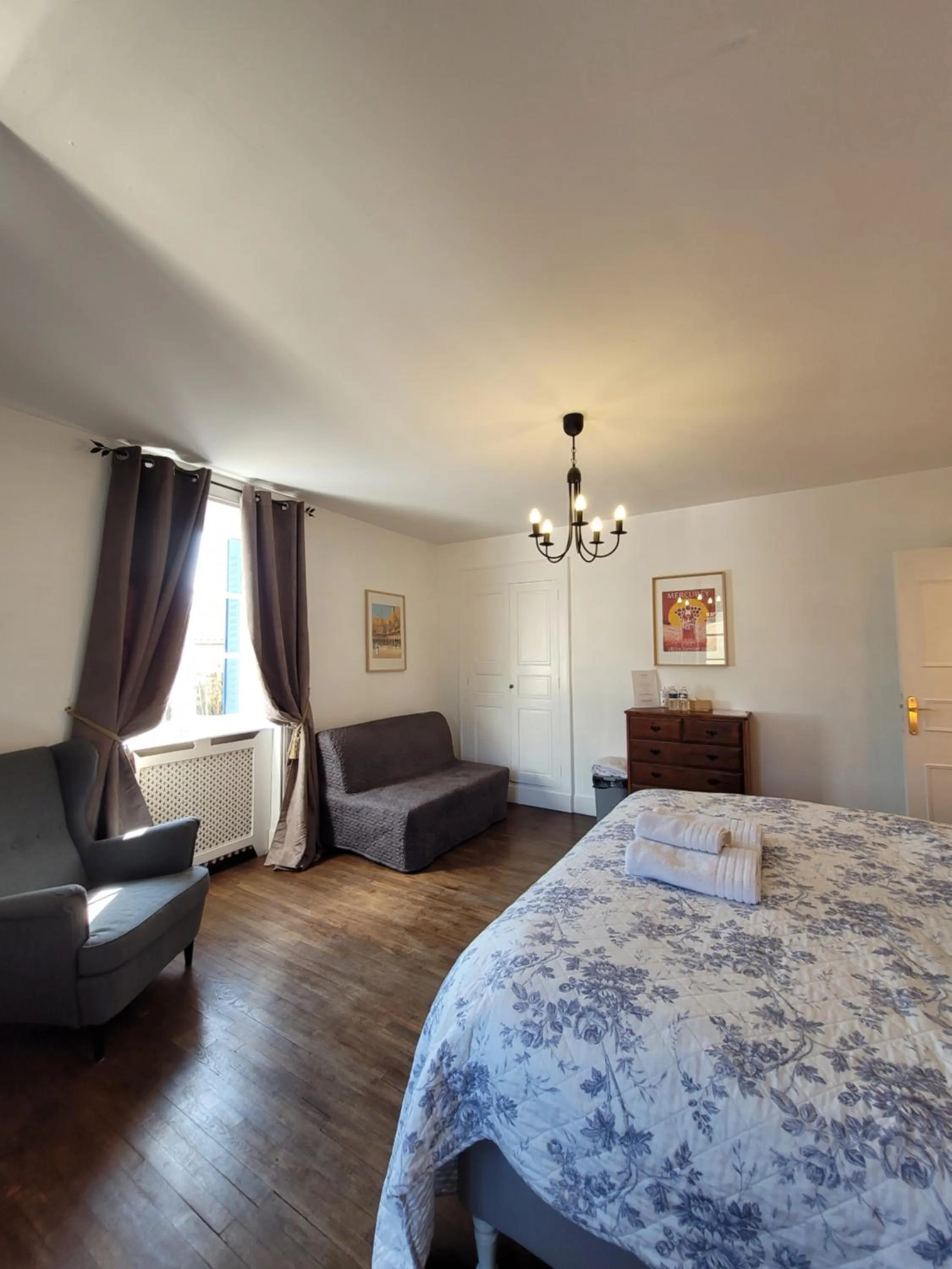 Bedroom, Bed in Les Portails Bleus