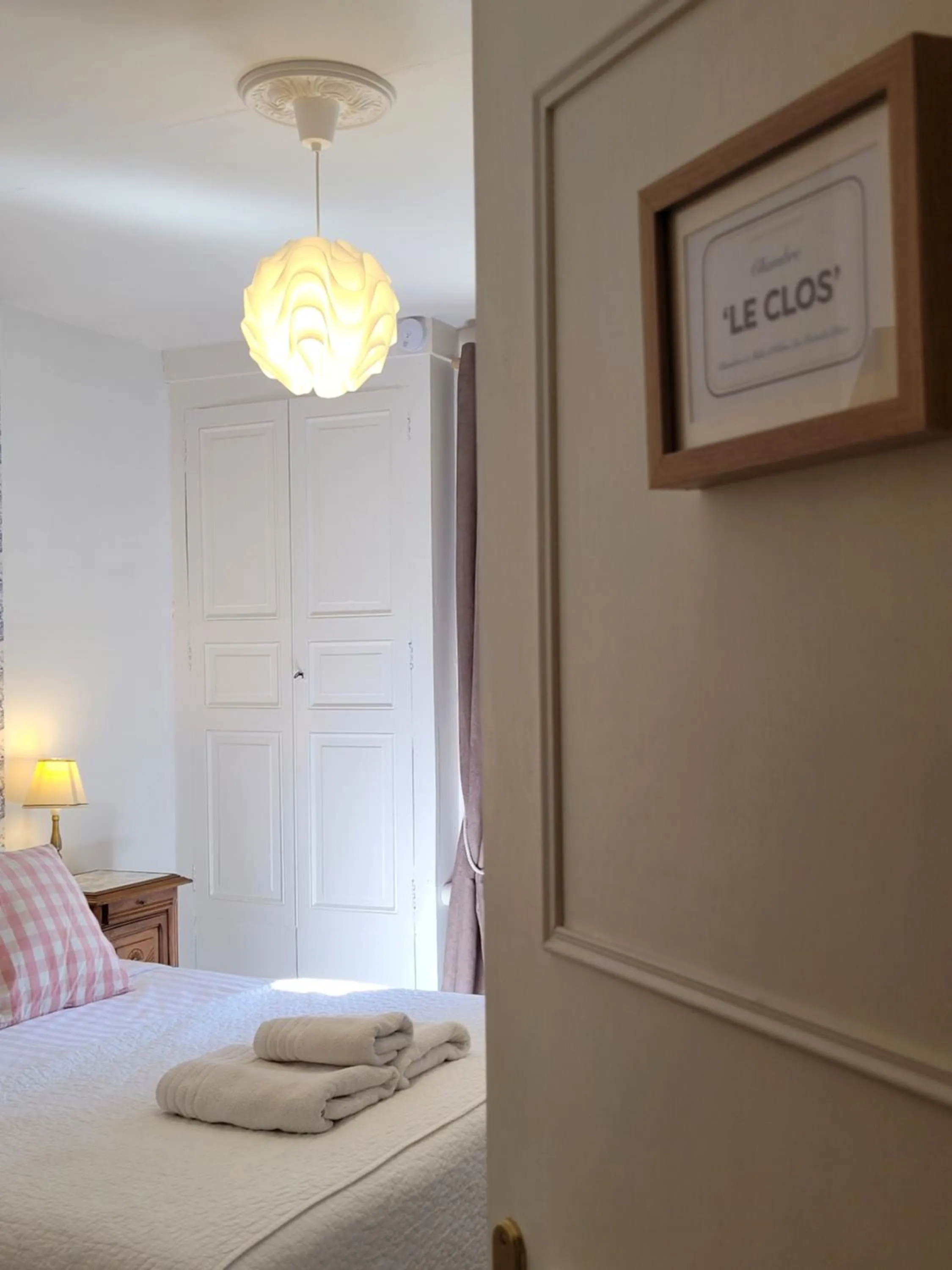 Bedroom, Bed in Les Portails Bleus