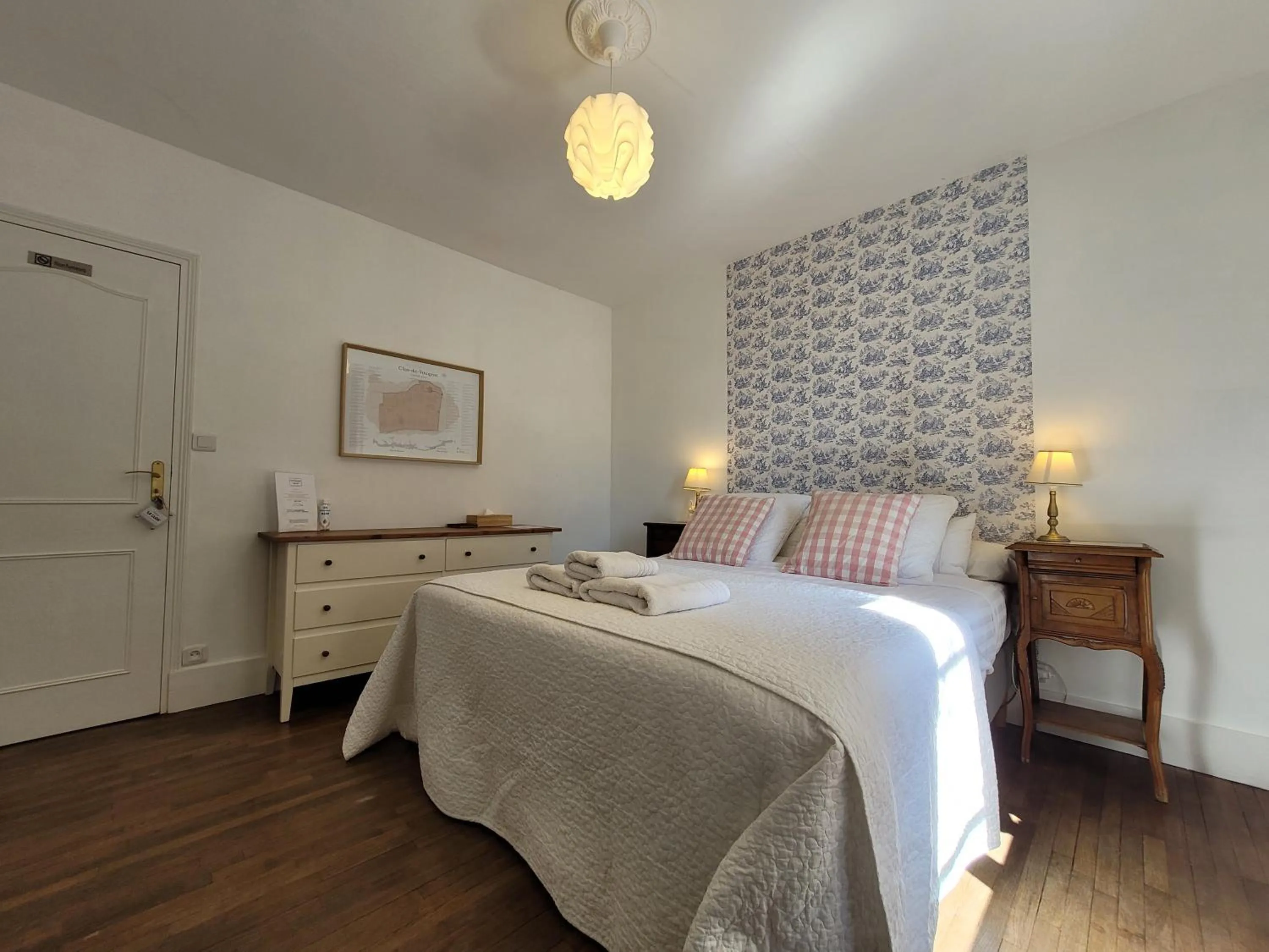 Bedroom, Bed in Les Portails Bleus