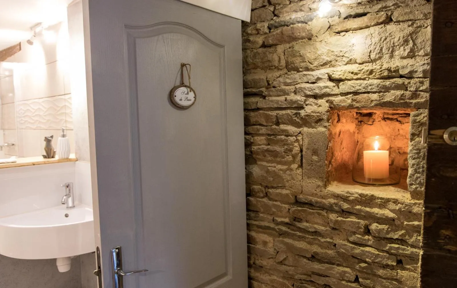 Decorative detail in Les Portails Bleus