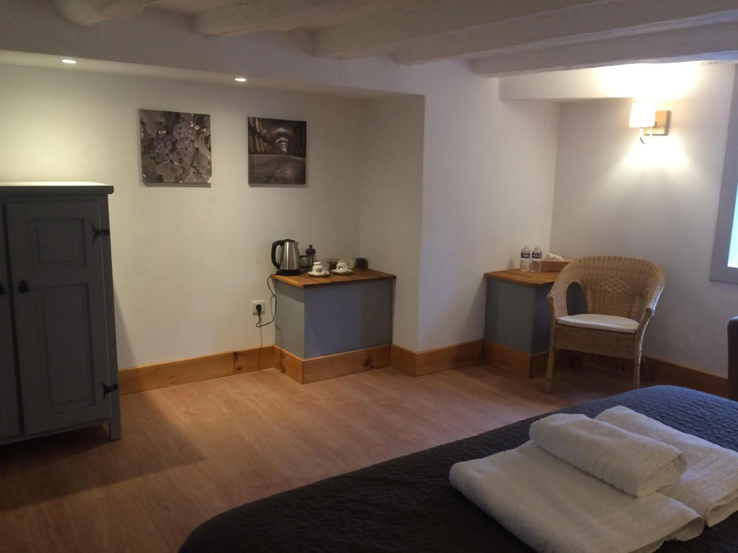 Photo of the whole room, Bed in Les Portails Bleus