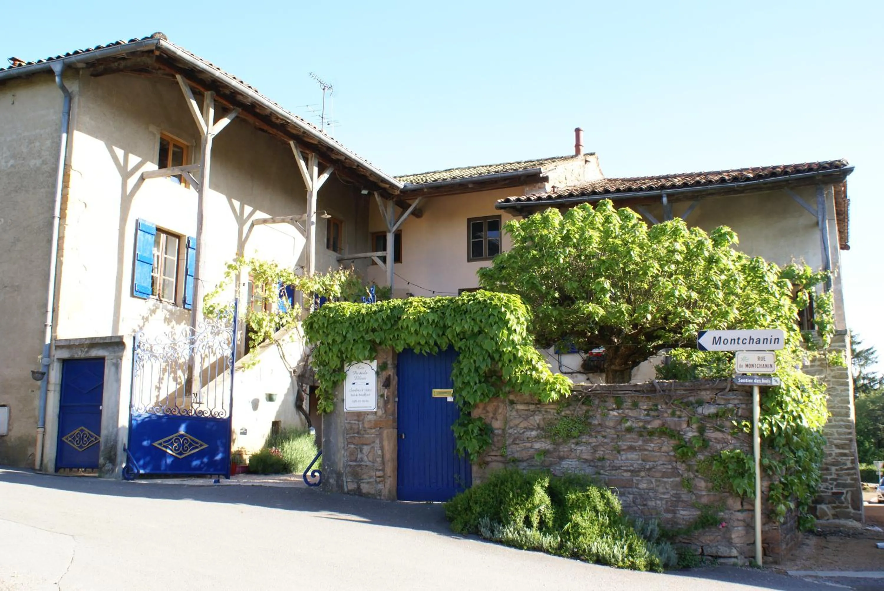 Facade/entrance in Les Portails Bleus