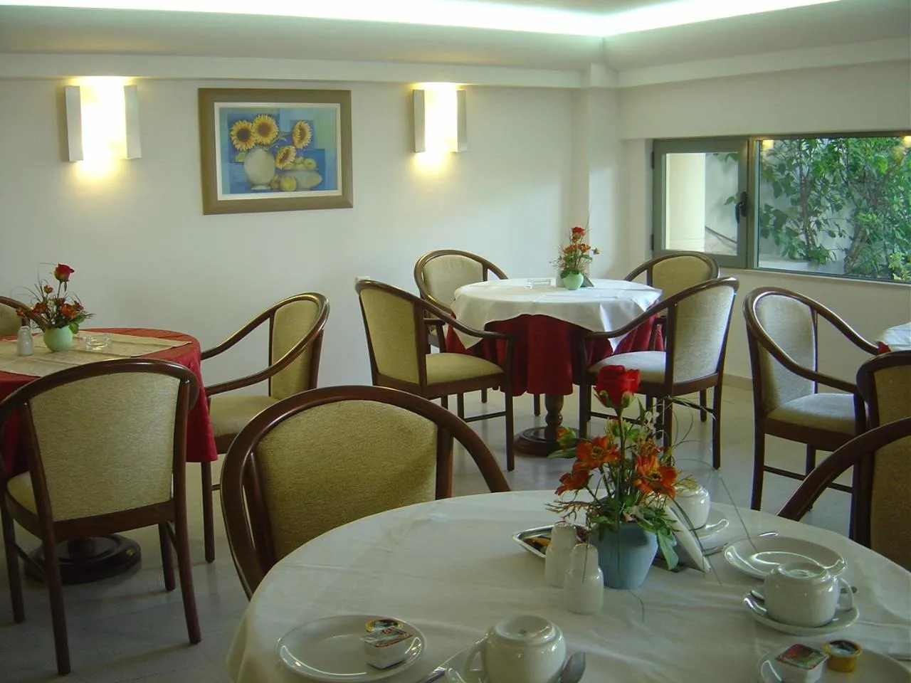 Restaurant/places to eat in Elysee Hotel