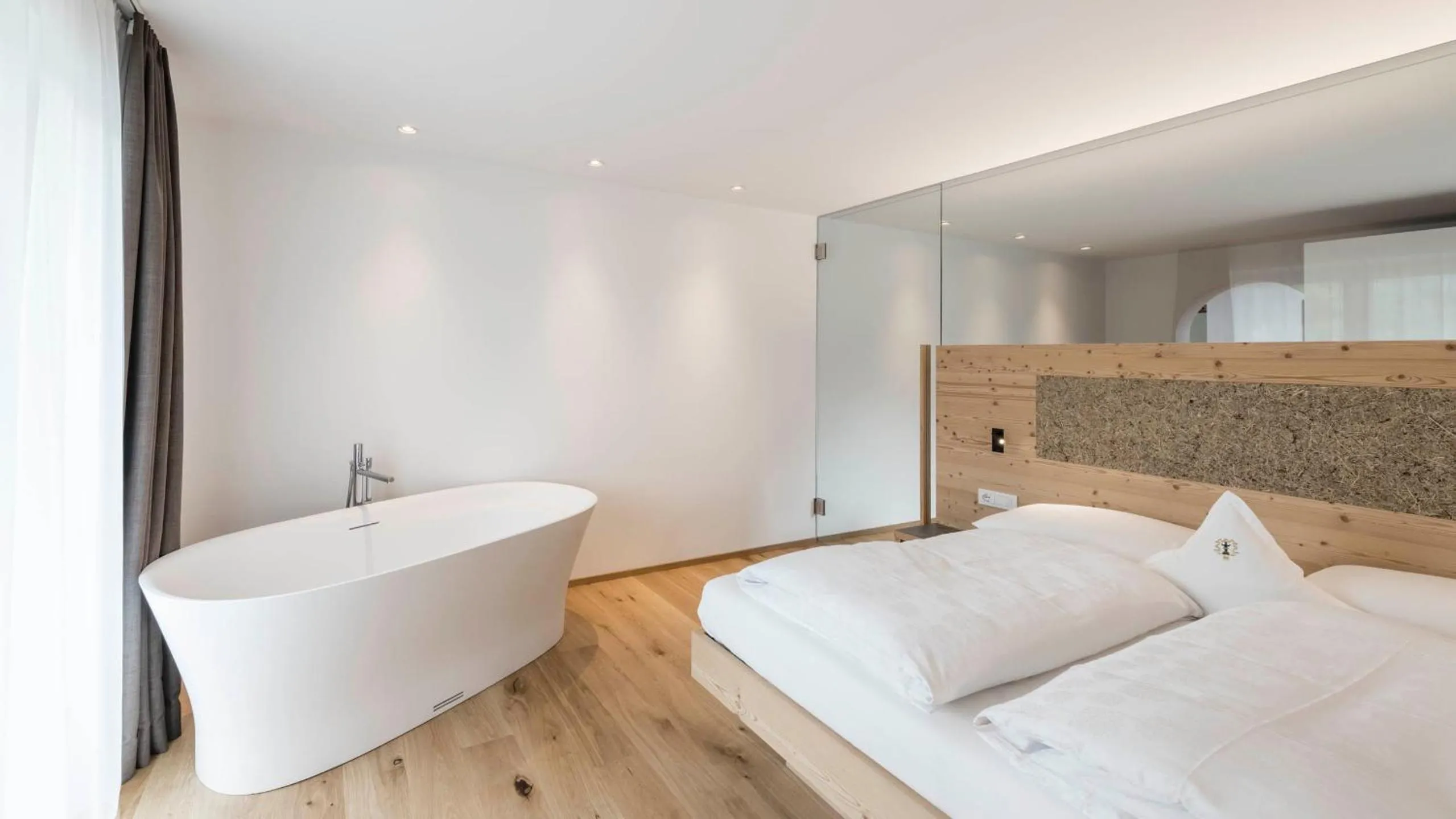 Photo of the whole room, Bed in Der Mohrenwirt ****