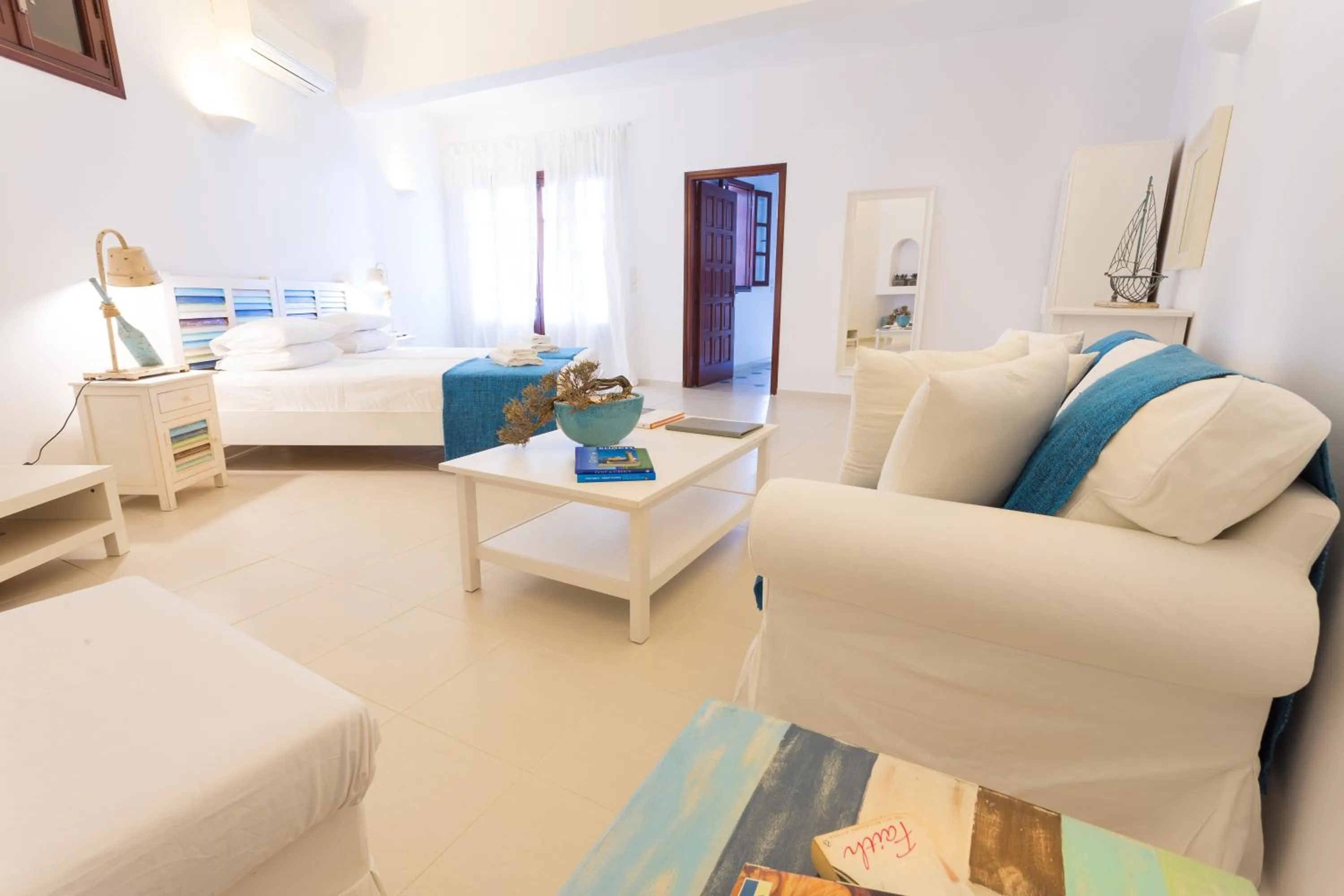 Living room, Bed in Thea Villas and Suite