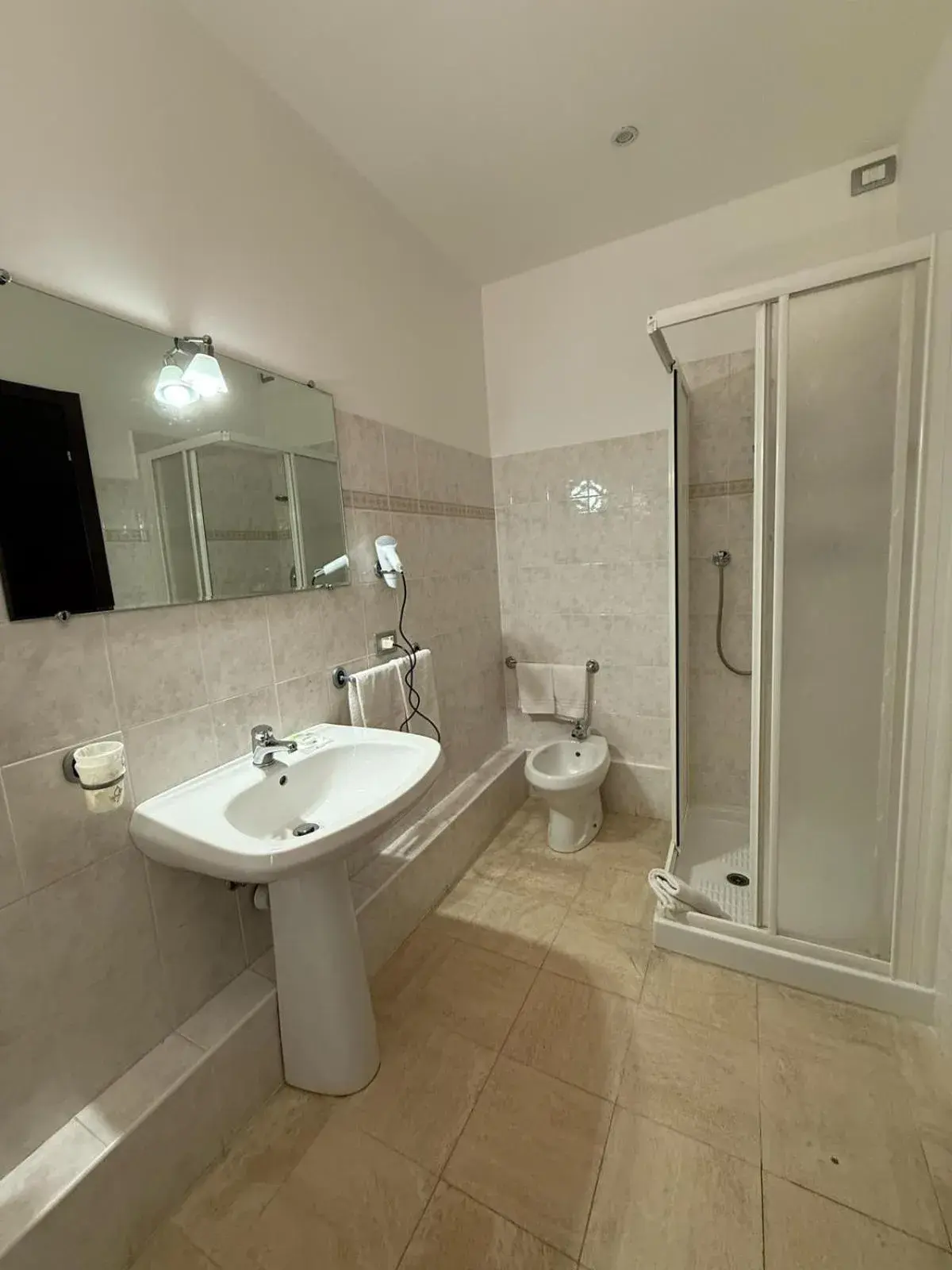 Shower in Via Palazzo Sanremo Shower in Via Palazzo Sanremo