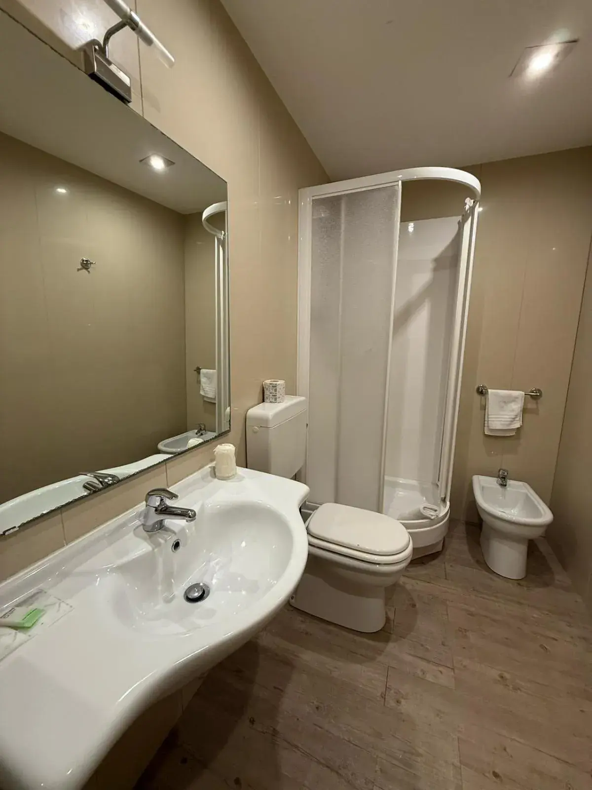 Shower in Via Palazzo Sanremo Shower in Via Palazzo Sanremo