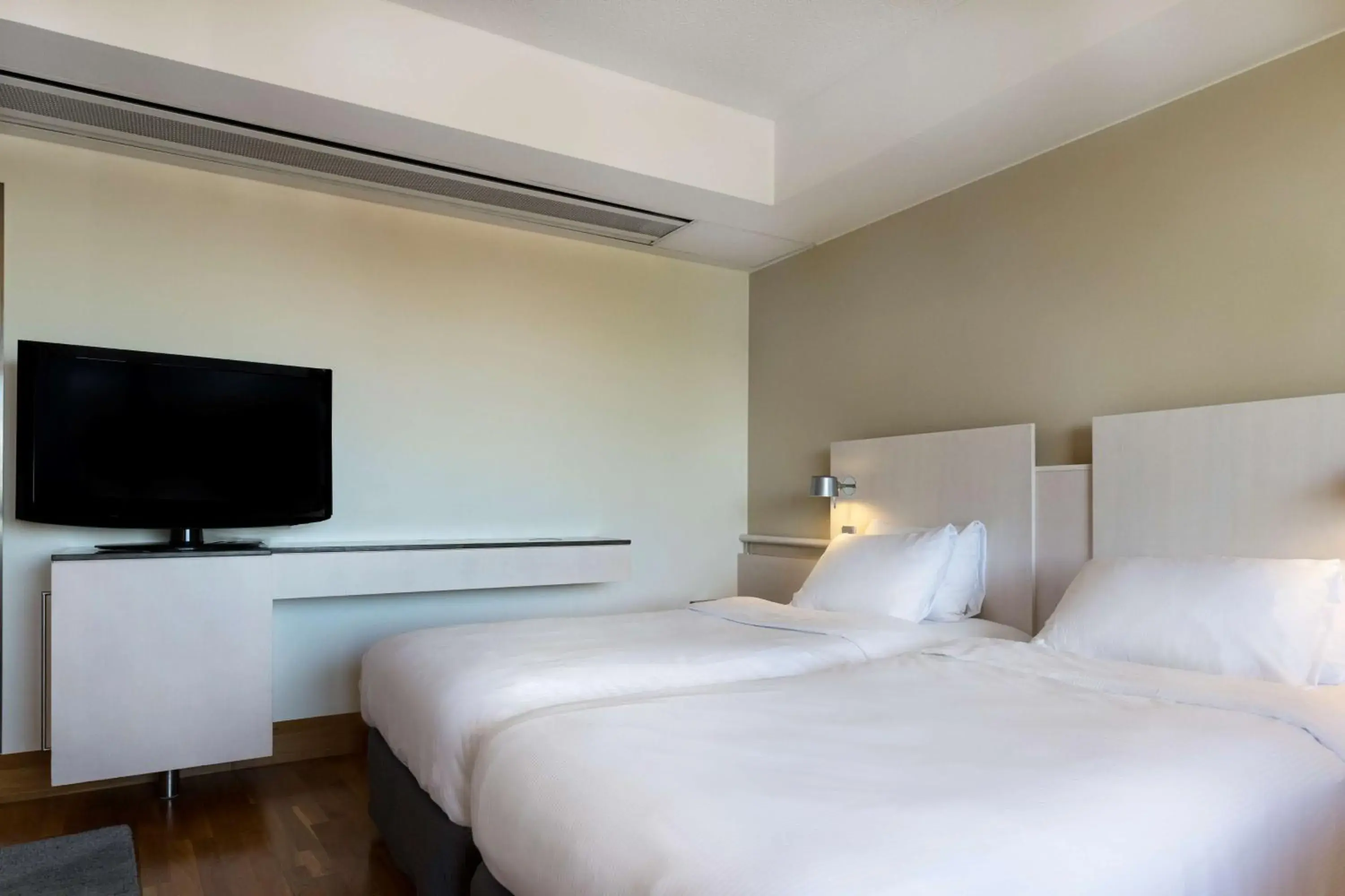 Bed in Hilton Helsinki Kalastajatorppa Bed in Hilton Helsinki Kalastajatorppa