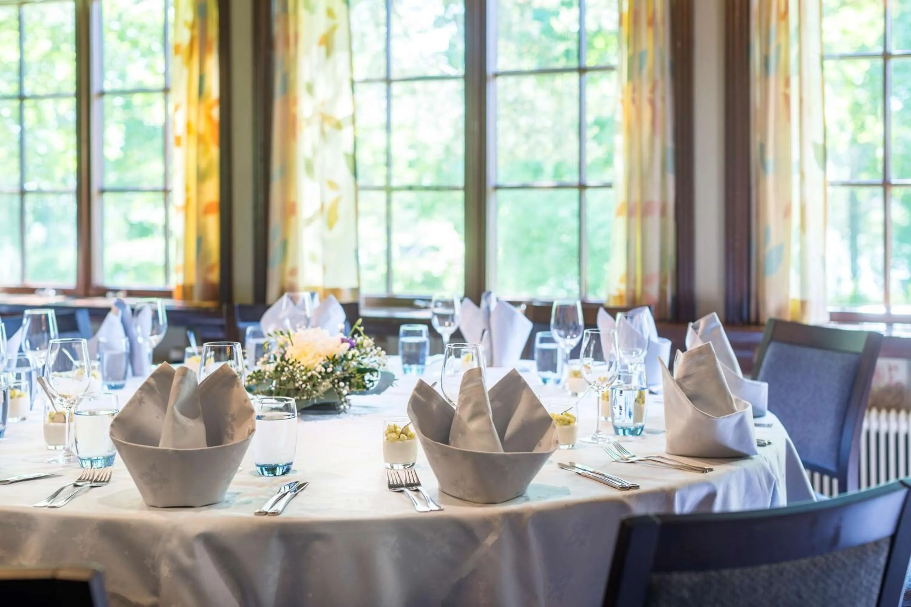Dining area in Hilton Helsinki Kalastajatorppa