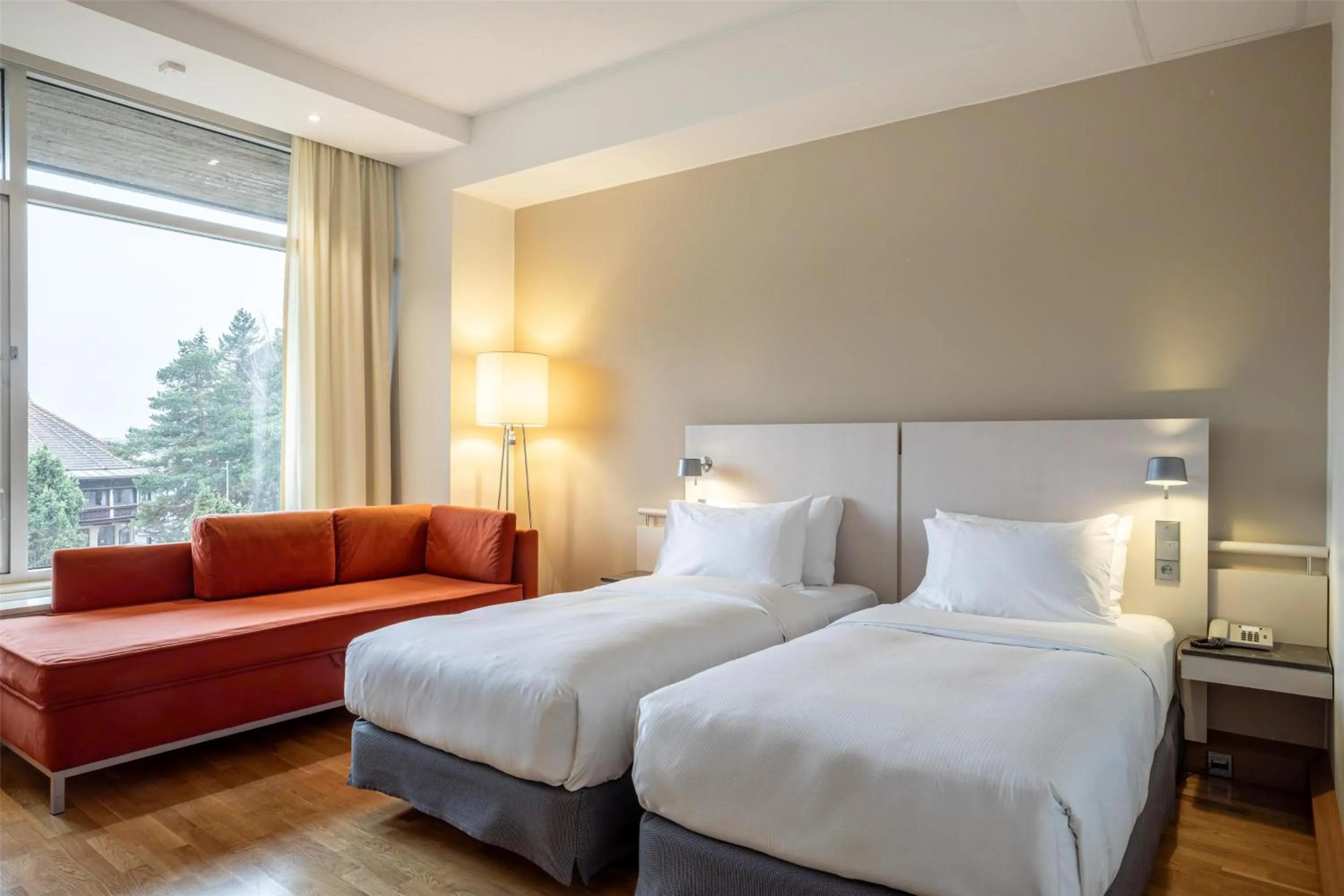 Living room, Bed in Hilton Helsinki Kalastajatorppa