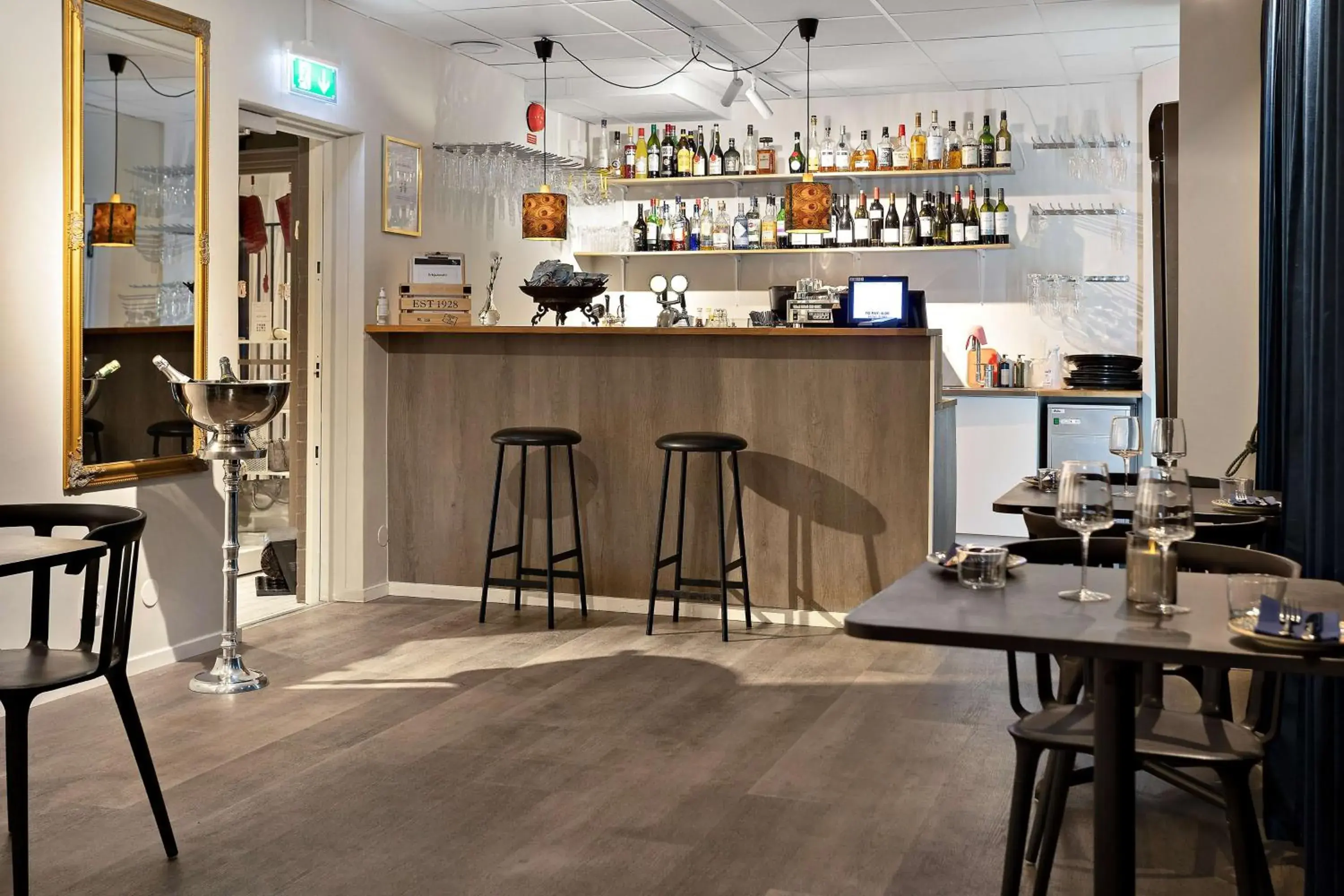 Lounge or bar in Palm Tree Hotel, Best Western Signature Collection Lounge or bar in Palm Tree Hotel, Best Western Signature Collection