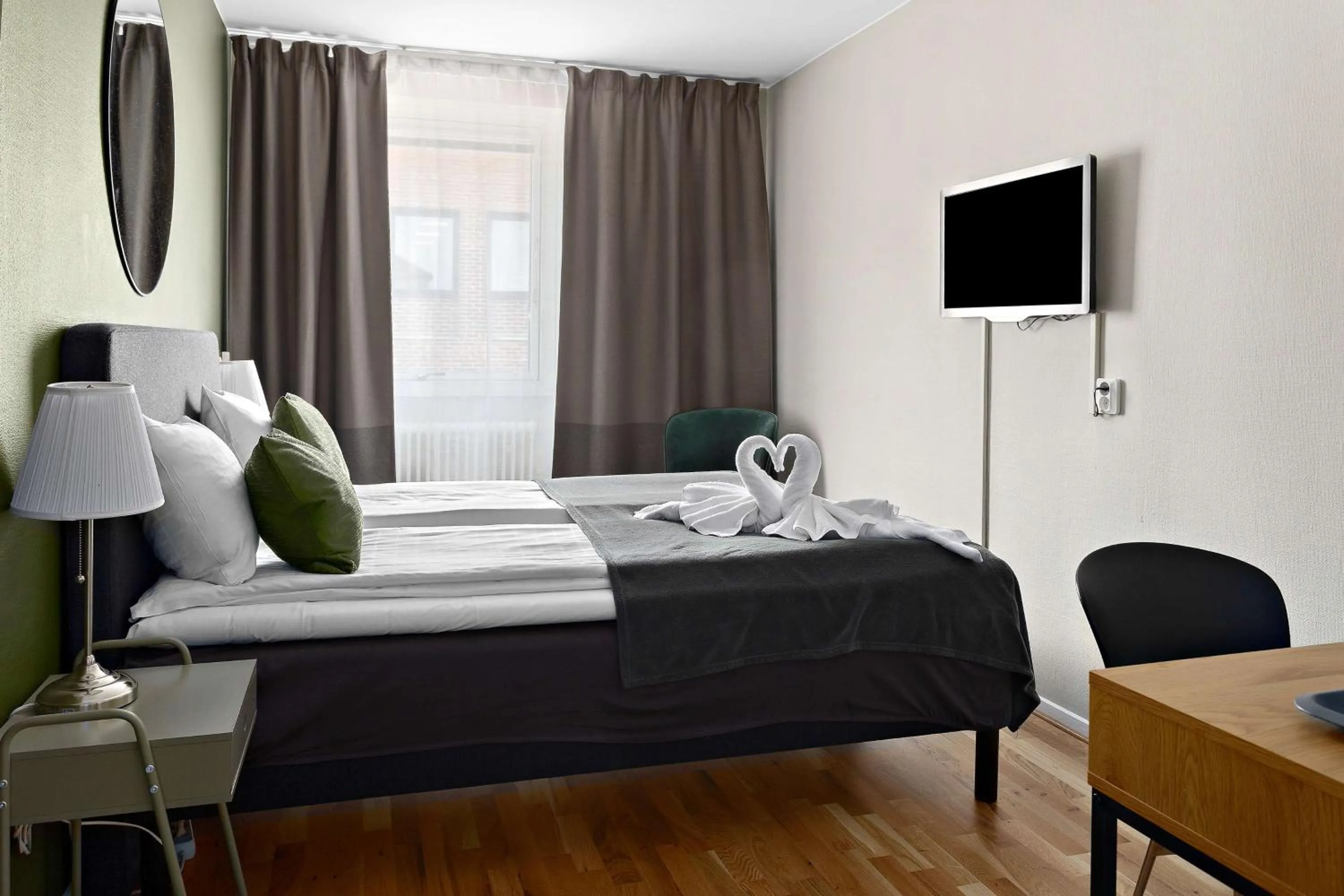 TV and multimedia, Bed in Palm Tree Hotel, Best Western Signature Collection