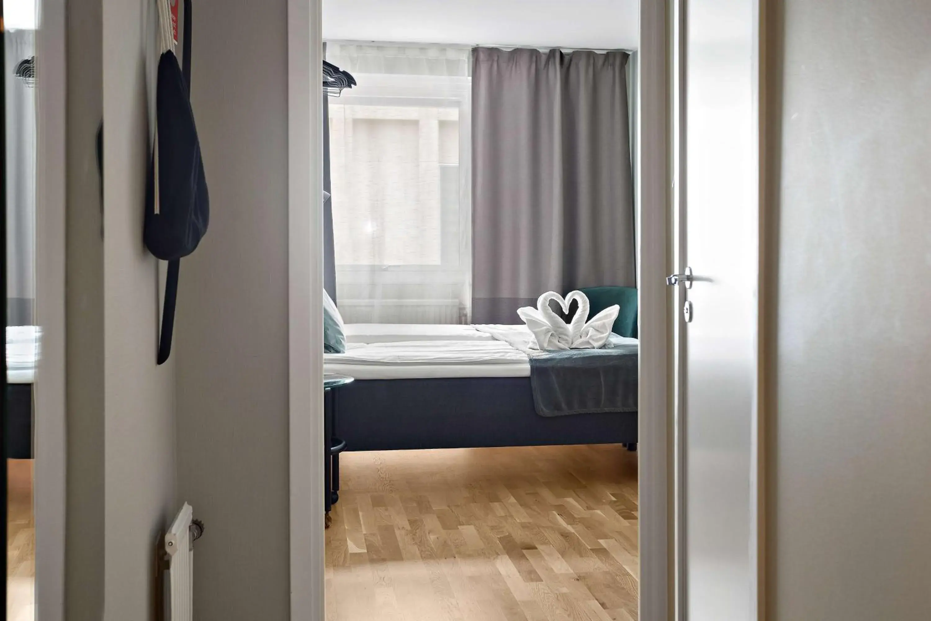 Bedroom, Bed in Palm Tree Hotel, Best Western Signature Collection Bedroom, Bed in Palm Tree Hotel, Best Western Signature Collection