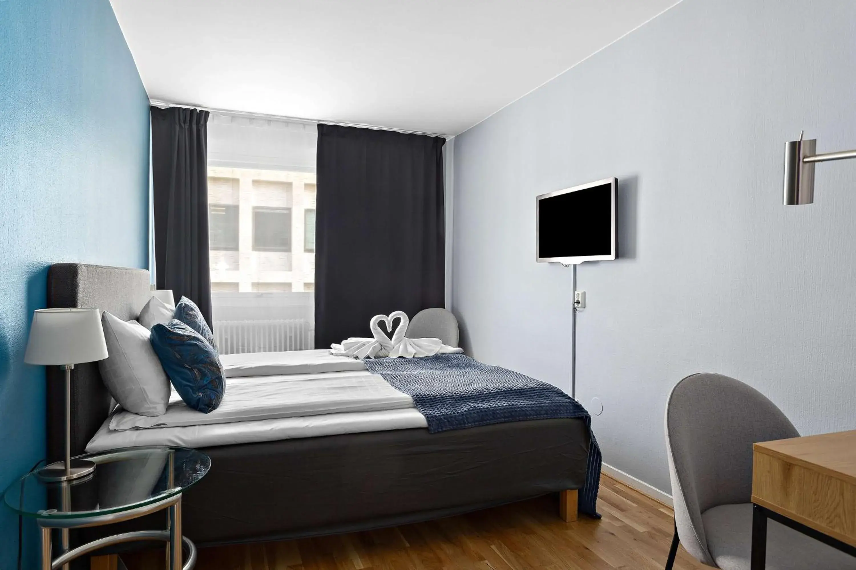 Bedroom, Bed in Palm Tree Hotel, Best Western Signature Collection Bedroom, Bed in Palm Tree Hotel, Best Western Signature Collection