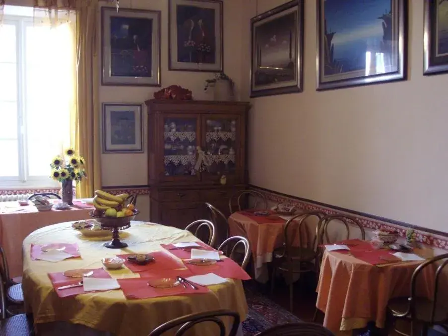 Communal lounge/ TV room, Restaurant/Places to Eat in Albergo Anna
