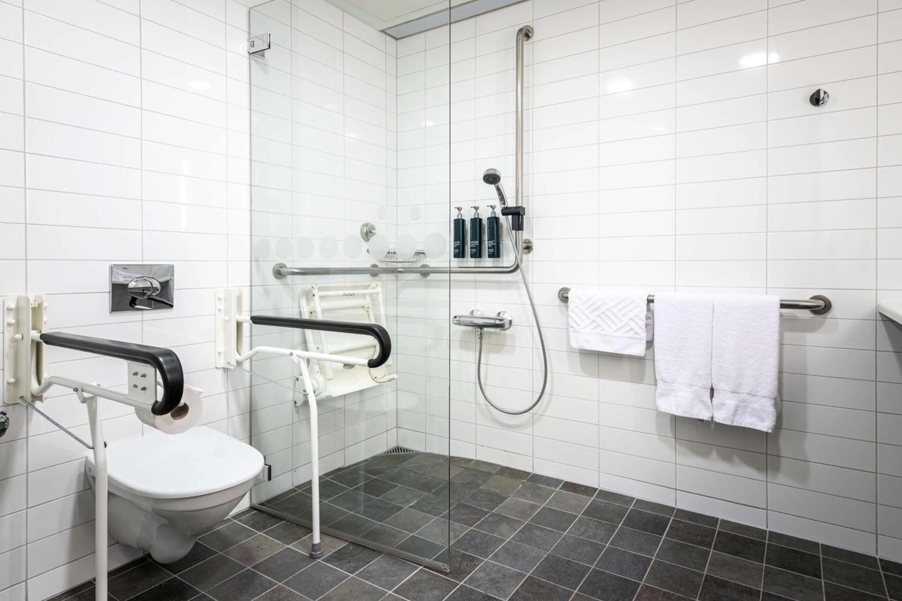 Bathroom in Hilton Helsinki Airport