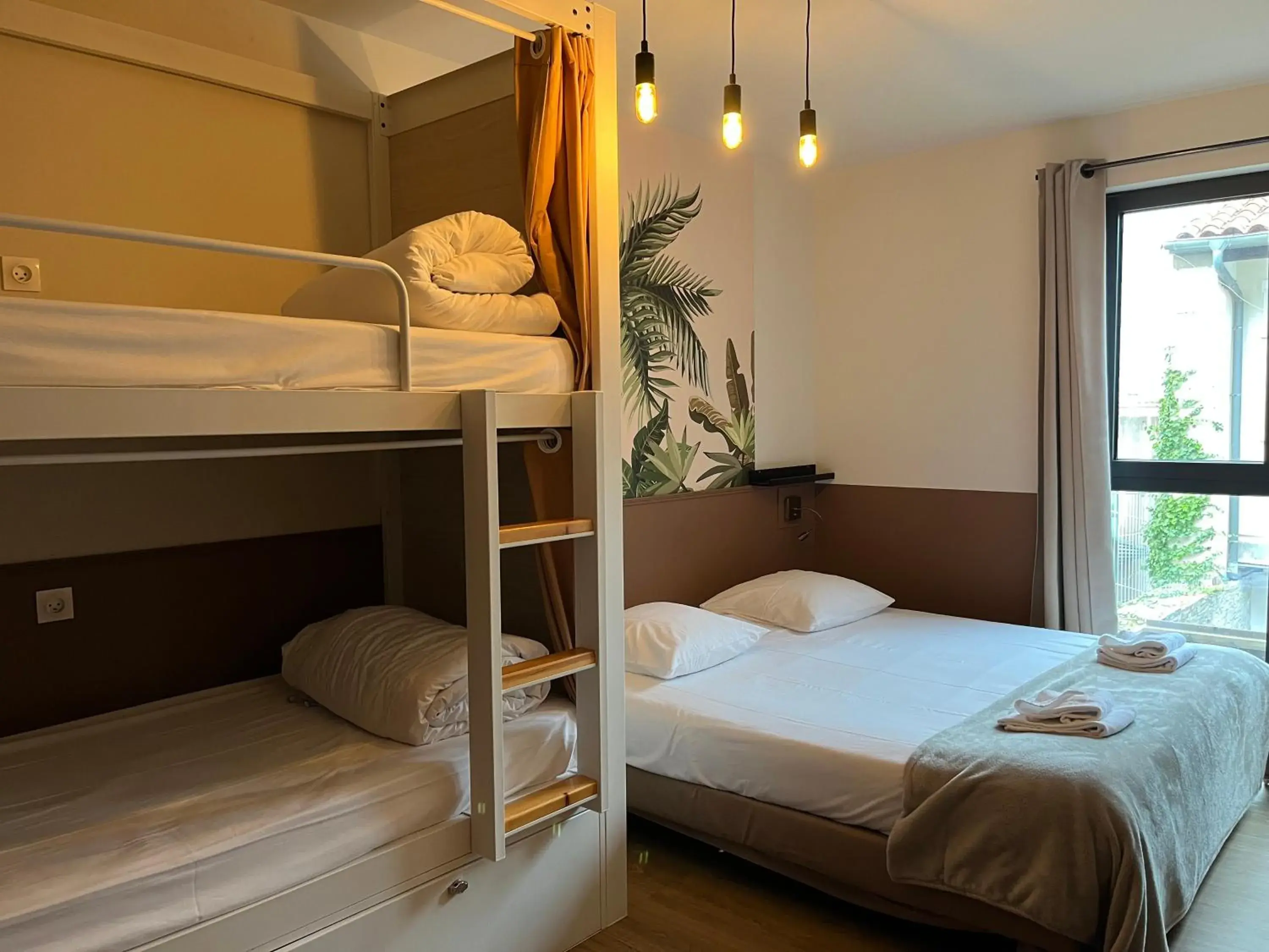Economy Quadruple Room with Shared Bathroom in Georges Hostel & Café Economy Quadruple Room with Shared Bathroom in Georges Hostel & Café