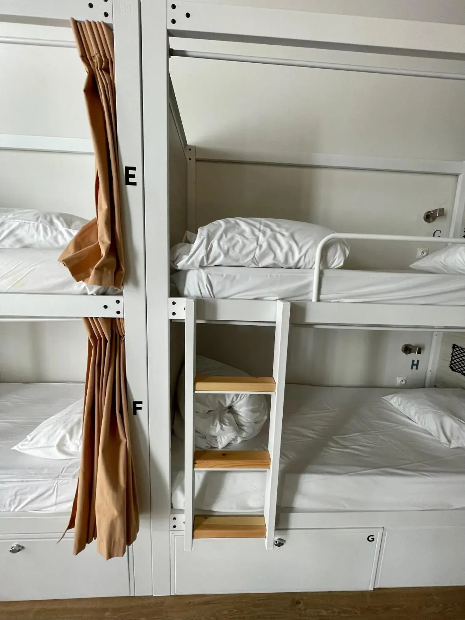Bed in 10-Bed Mixed Dormitory Room in Georges Hostel & Café Bed in 10-Bed Mixed Dormitory Room in Georges Hostel & Café