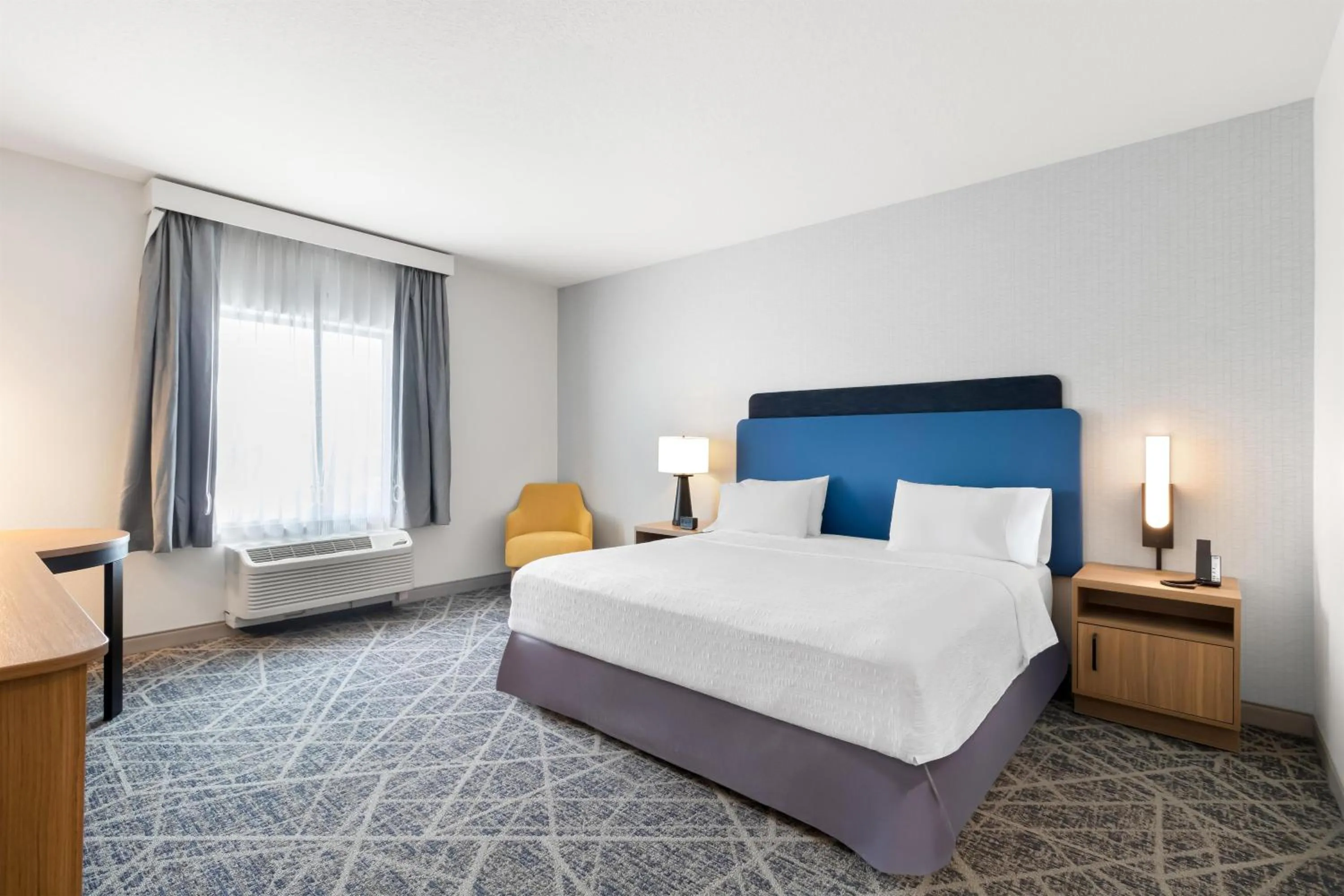 Bed in Hampton Inn & Suites New Castle, PA