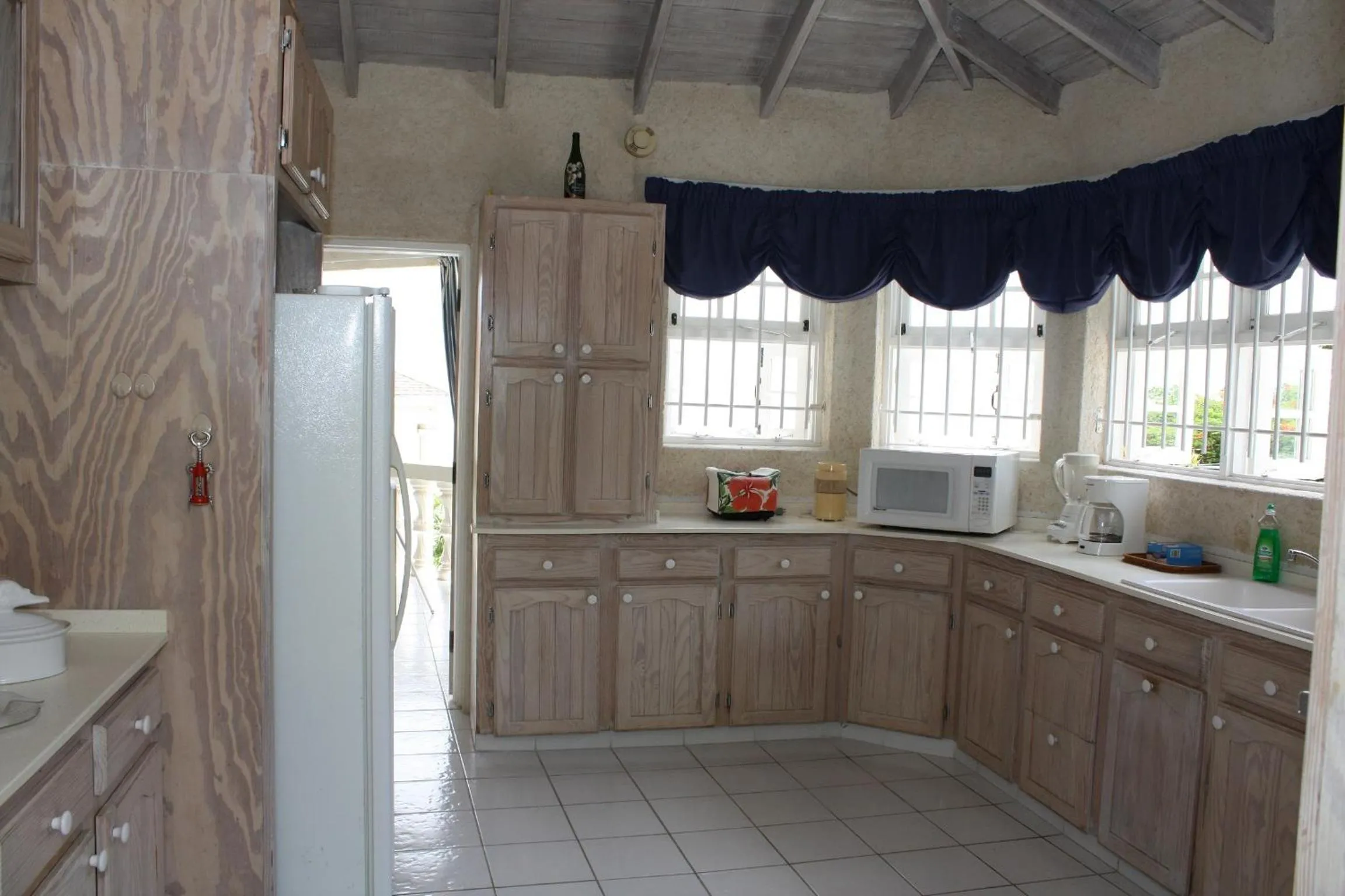 Kitchen or kitchenette in Sea Symphony Villa