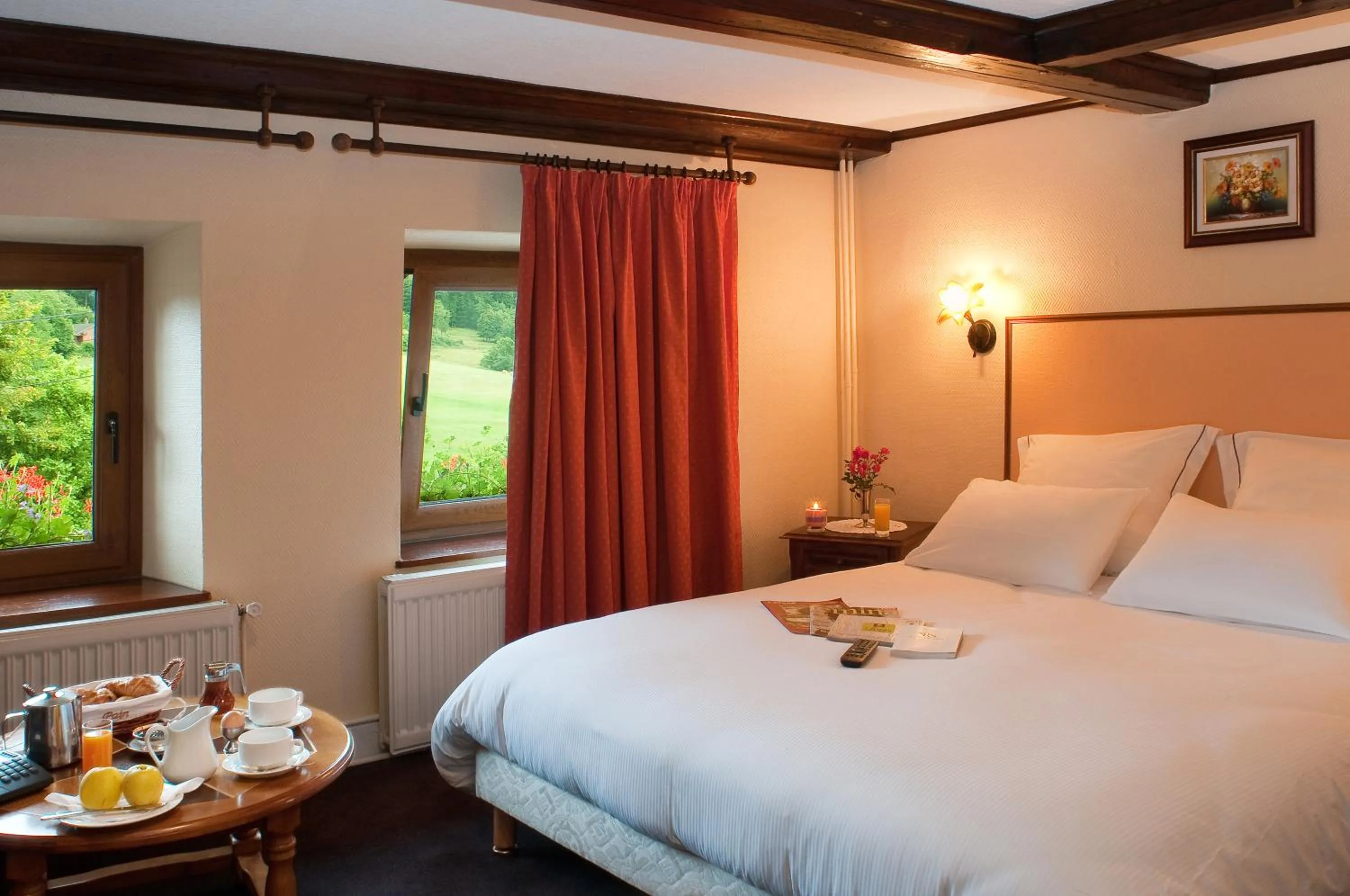 Bed in Logis Hôtel Restaurant Neuhauser