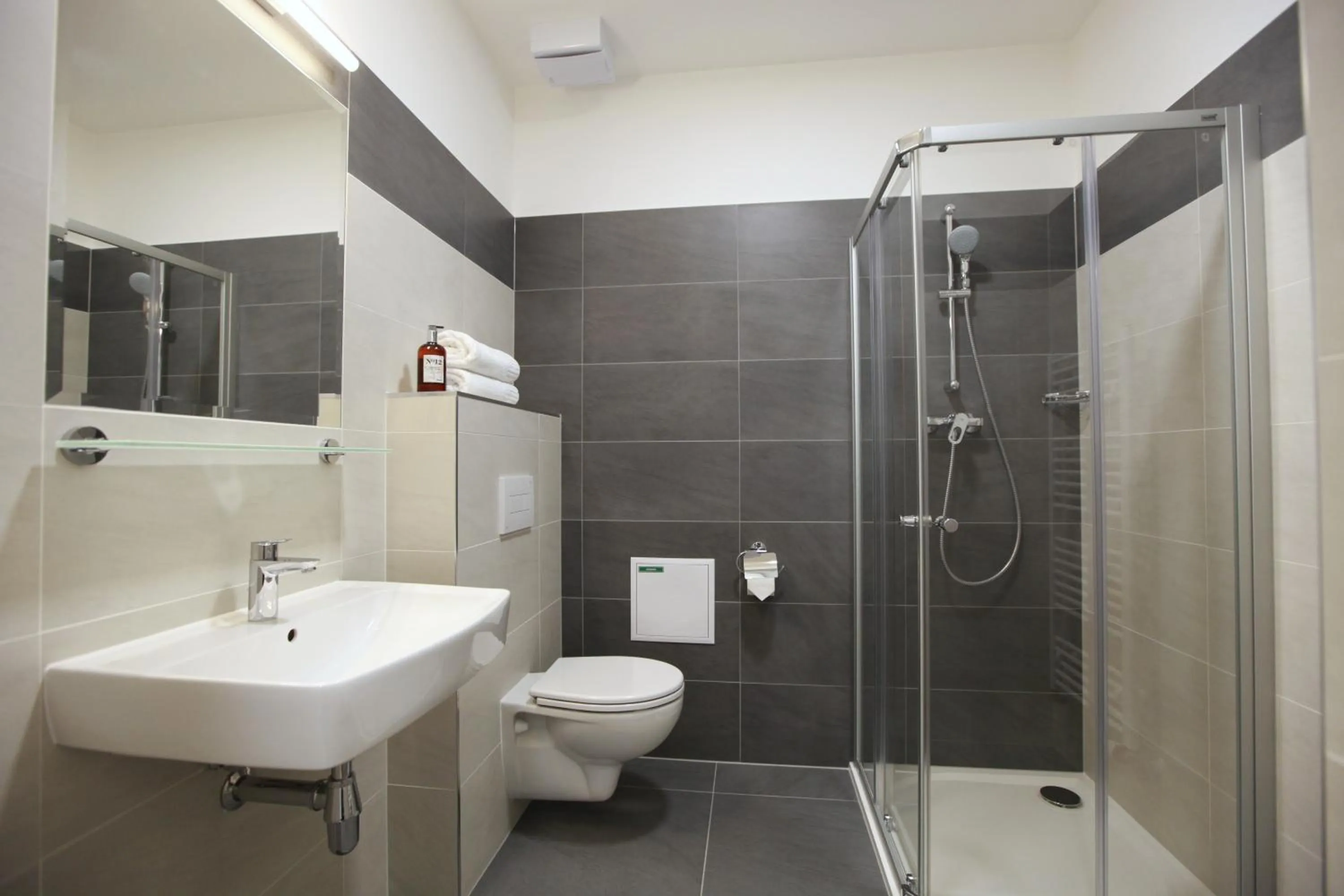 Shower in City Center Best Place Apartments