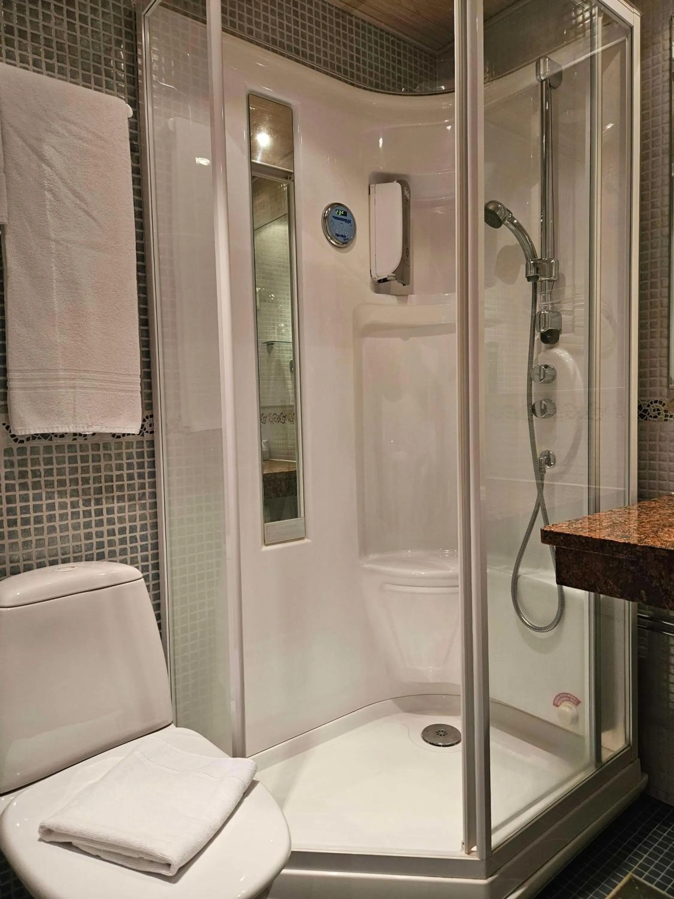 Bathroom in Best Western Hotel Apollo