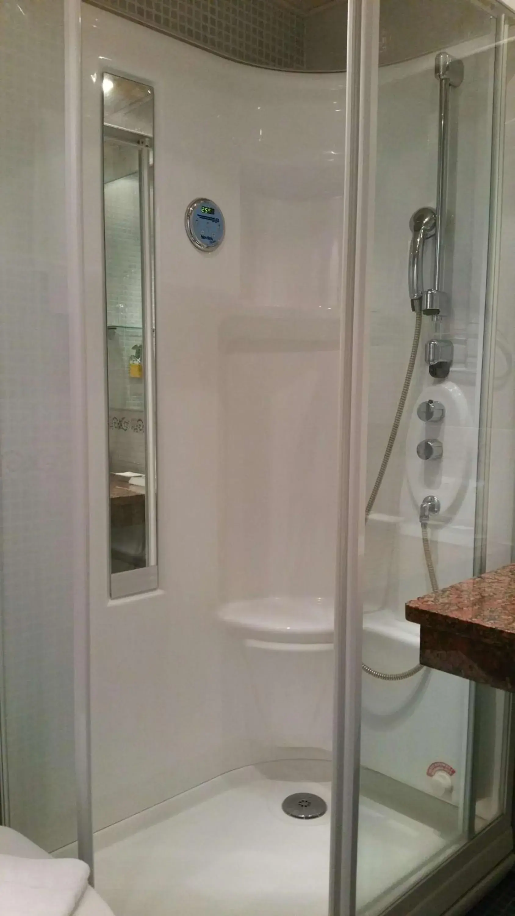 Bathroom in Best Western Hotel Apollo Bathroom in Best Western Hotel Apollo