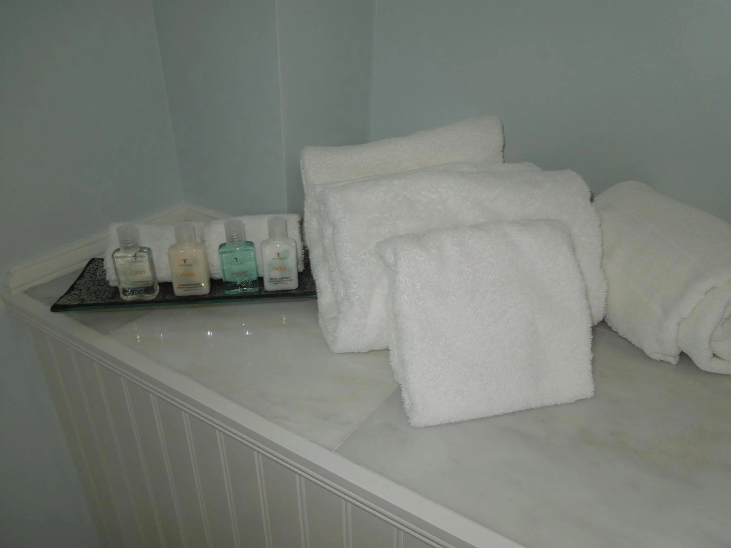 Bathroom, Bed in Victoria Inn